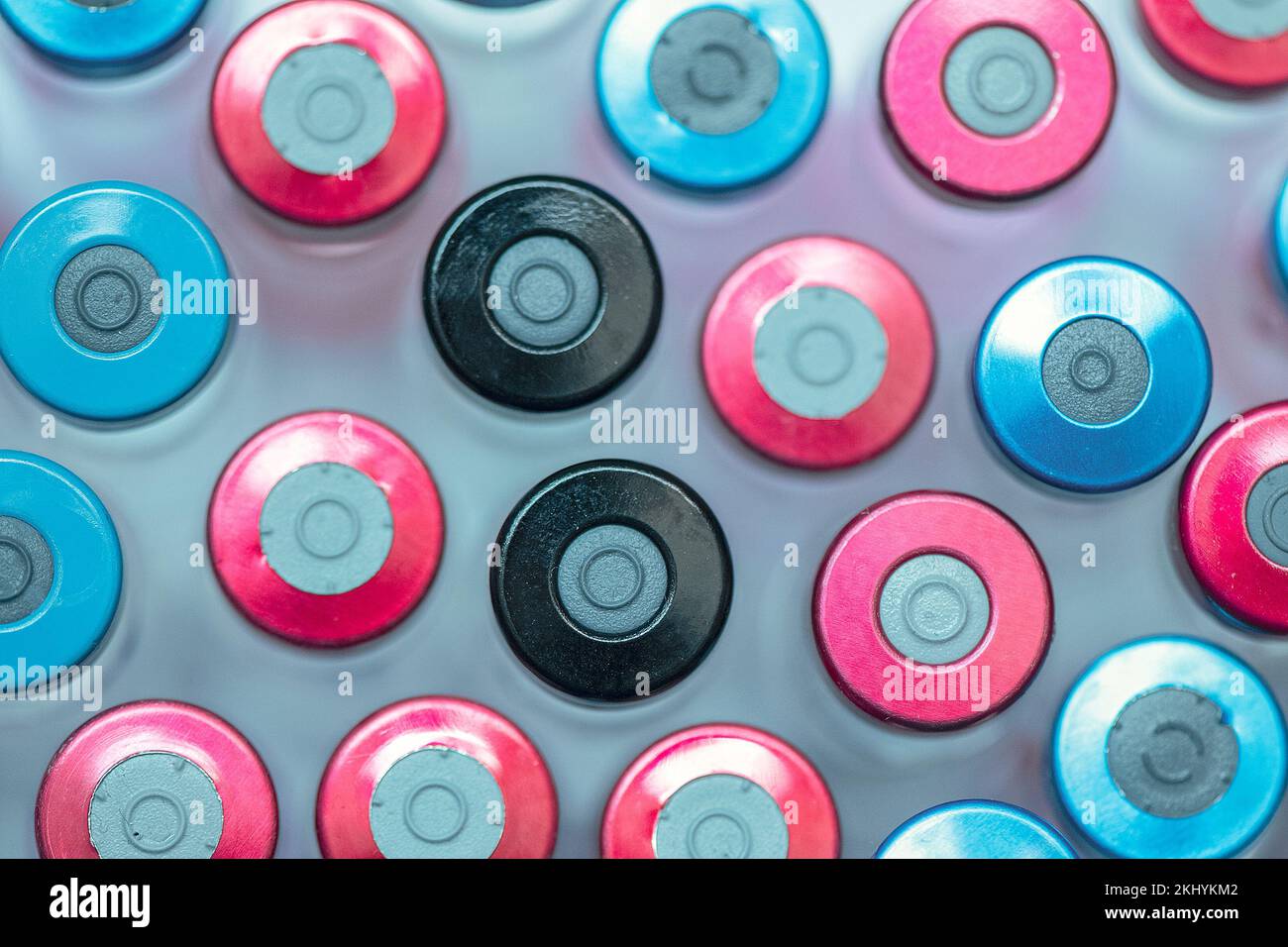 Flaconcini di medicinale o vaccino. concetto di immunizzazione e vaccinazione in prova con la medicina o il vaccino. Sanità e medicina. Foto Stock