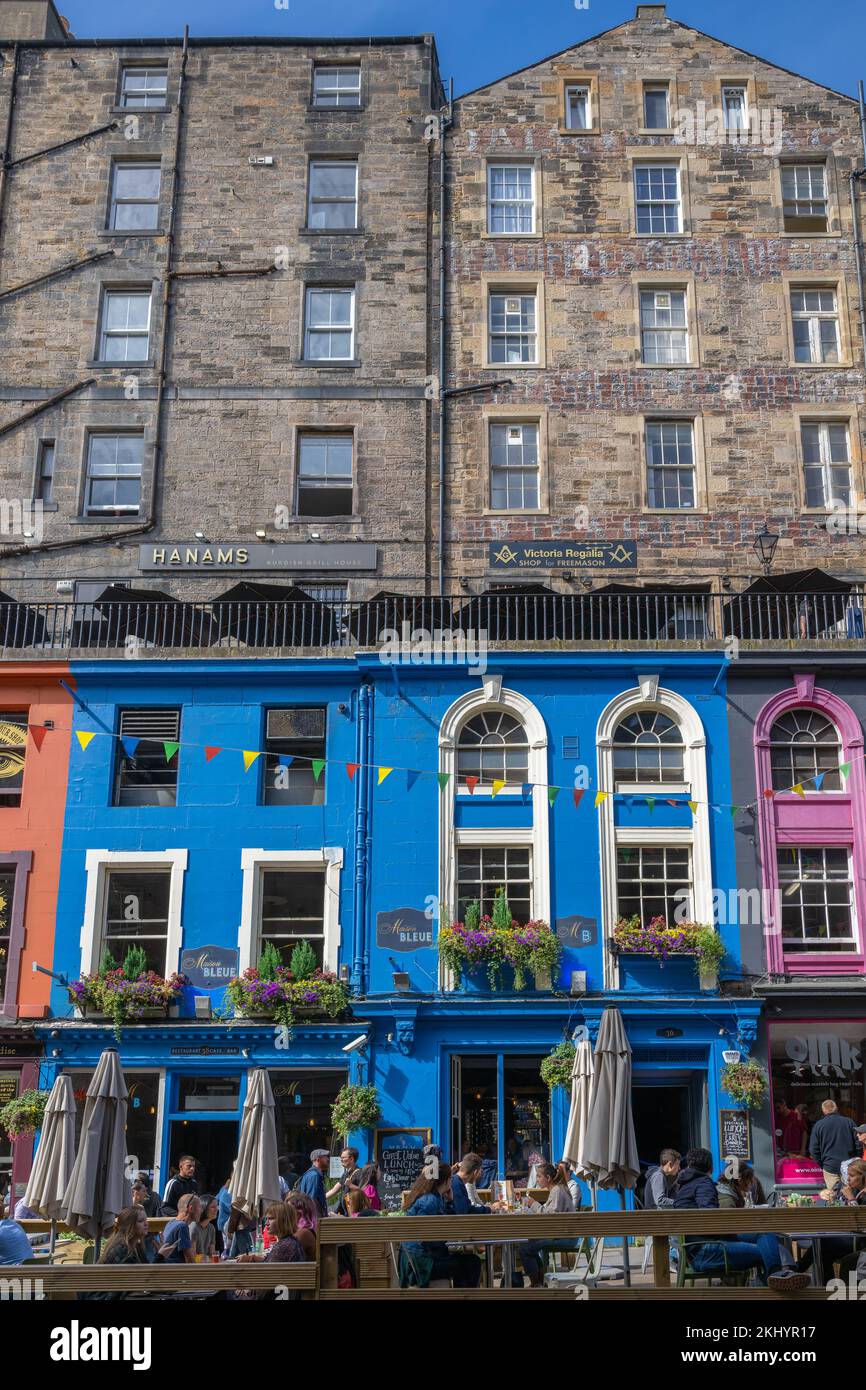 Victoria Street, colorata e in vecchio stile fiammingo di Thomas Hamilton, conduce dal George IV Bridge di Edimburgo fino al Grassmarket. Foto Stock