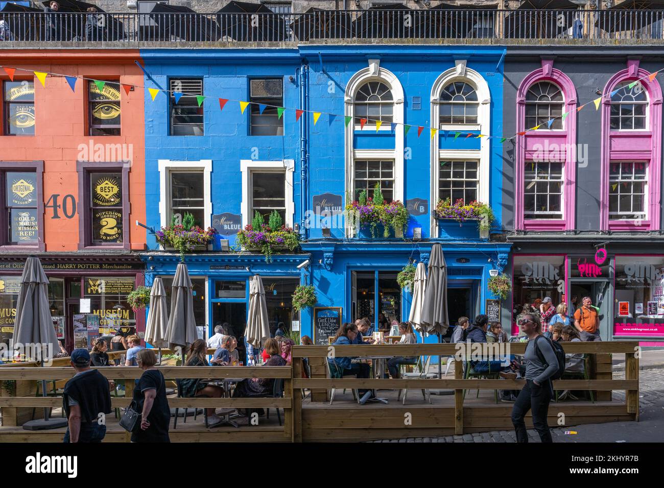 Victoria Street, colorata e in vecchio stile fiammingo di Thomas Hamilton, conduce dal George IV Bridge di Edimburgo fino al Grassmarket. Foto Stock