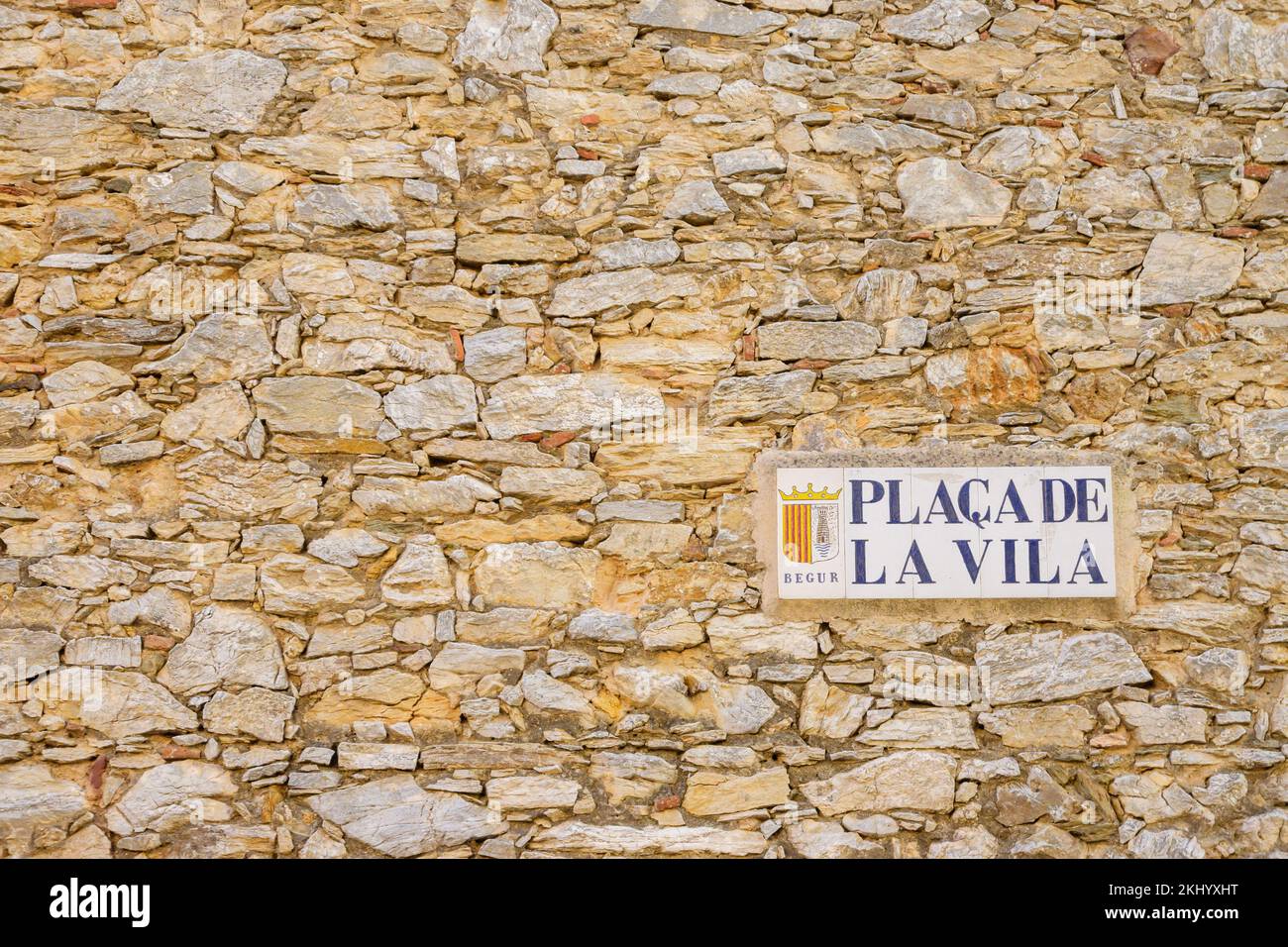 Placa de la Vila segno su vecchio muro di pietra nel centro di Begur Catalunya Spagna Foto Stock