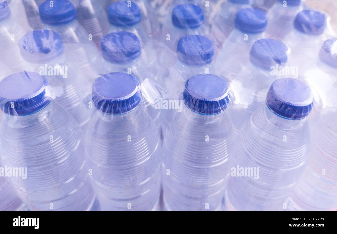 Confezione di bottiglie d'acqua piccole termoretraibili. Concetto di inquinamento delle bottiglie d'acqua in plastica Foto Stock