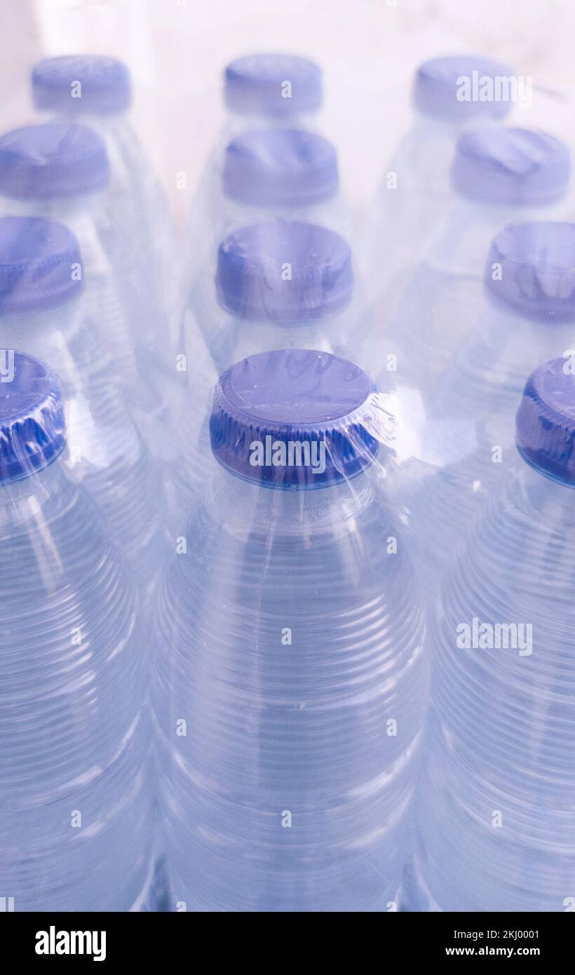 Confezione di bottiglie d'acqua piccole termoretraibili. Concetto di  inquinamento delle bottiglie d'acqua in plastica Foto stock - Alamy