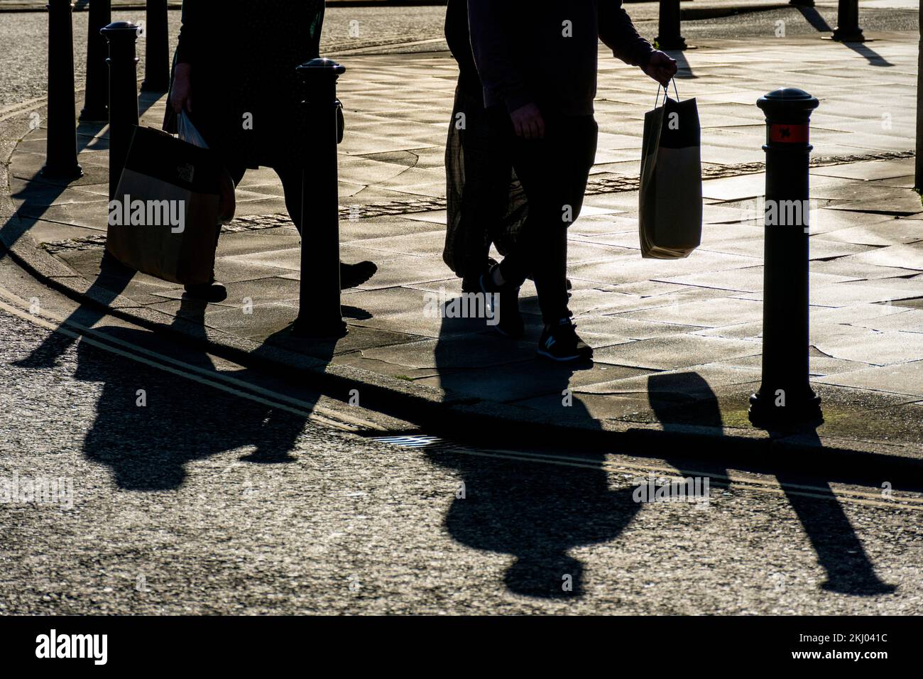 Ombre e silhouette di persone che fanno shopping a Bath, Somerset, Inghilterra, Regno Unito Foto Stock
