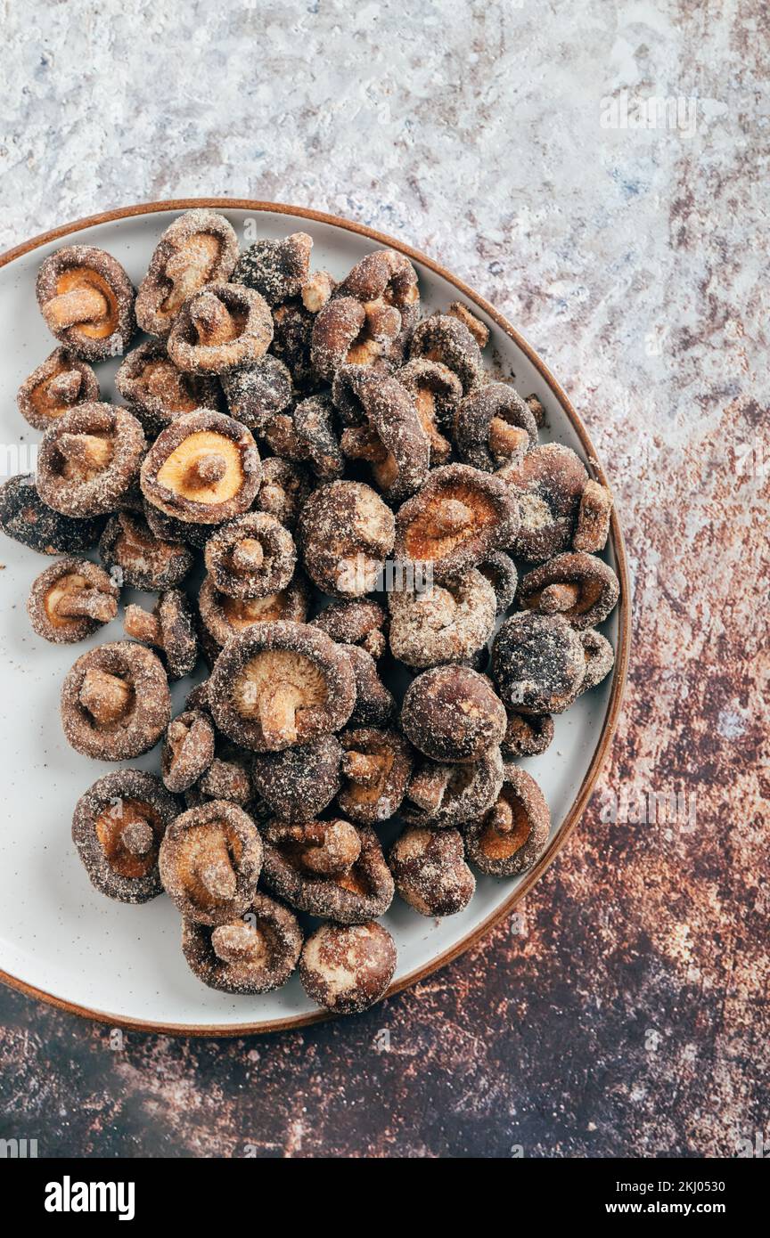 Pronti a mangiare Shiitake Crisps funghi, sano snack naturale, senza OGM, vegan amichevole ed eccellente fonte di fibre dietetiche Foto Stock