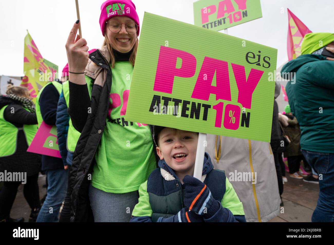 Edimburgo, Scozia, Regno Unito. 24th novembre 2022. Insegnanti di grande impatto del SIE partecipano oggi ad un raduno presso il Parlamento scozzese di Holyrood, Edimburgo. Tutte le scuole in Scozia sono chiuse oggi a causa di un'azione di sciopero da parte del sindacato del SIE causata dalla disputa in corso su un'offerta retributiva che è stata respinta. Iain Masterton/Alamy Live News Foto Stock