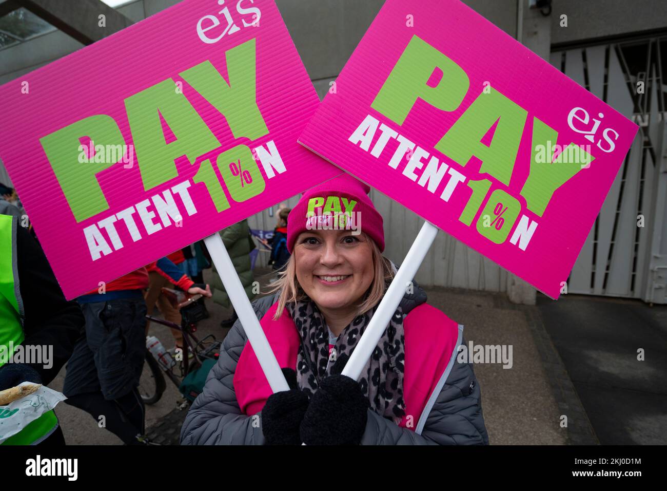 Edimburgo, Scozia, Regno Unito. 24th novembre 2022. Insegnanti di grande impatto del SIE partecipano oggi ad un raduno presso il Parlamento scozzese di Holyrood, Edimburgo. Tutte le scuole in Scozia sono chiuse oggi a causa di un'azione di sciopero da parte del sindacato del SIE causata dalla disputa in corso su un'offerta retributiva che è stata respinta. Iain Masterton/Alamy Live News Foto Stock