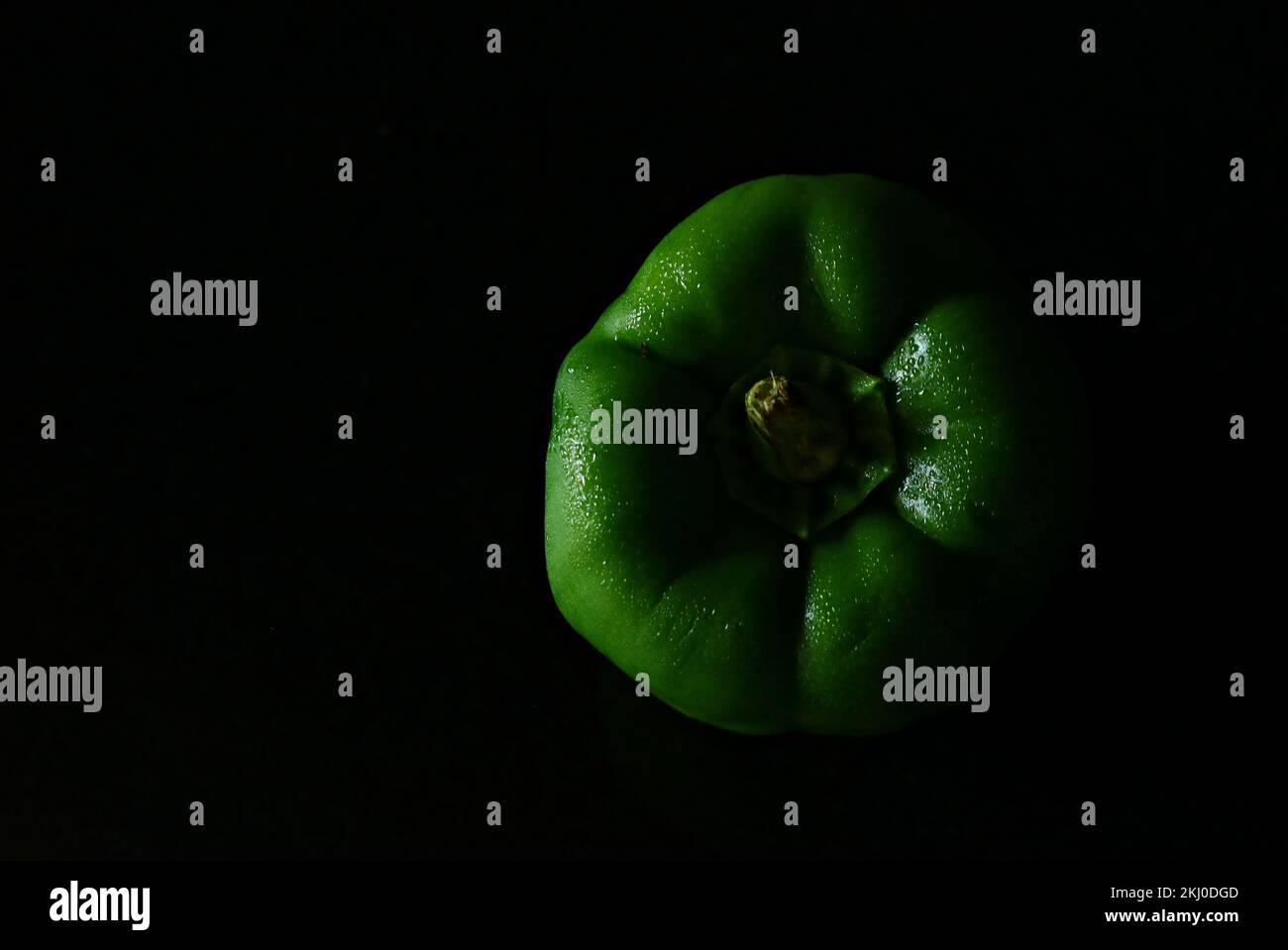 Capsicum verde su sfondo nero Foto Stock