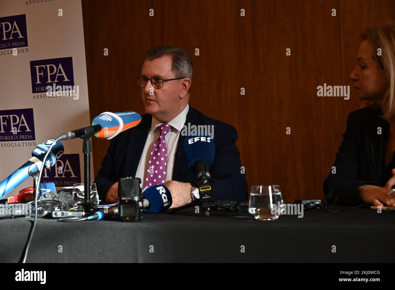 Sir Jeffrey Donaldson ha detto che il DUP non accetterà un confine duro e chiederà il sostegno dell'accordo del Venerdì Santo . Il DUP insiste sul libero scambio del mercato unico con il Regno Unito, in quanto l' Irlanda del Nord fa parte del Regno Unito e necessita di poter acquistare merci senza controlli doganali e oneri, in quanto le merci importate nell' Irlanda del Nord sono destinate alla vendita nell' Irlanda del Nord, che fa parte del Regno Unito. L'accordo del Venerdì Santo afferma che l'Irlanda del Nord rimarrà parte del Regno Unito e che è pubblico dovrebbe rimanere in grado di acquistare beni senza restrizioni o tasse questo deve essere risolto ... Foto Stock