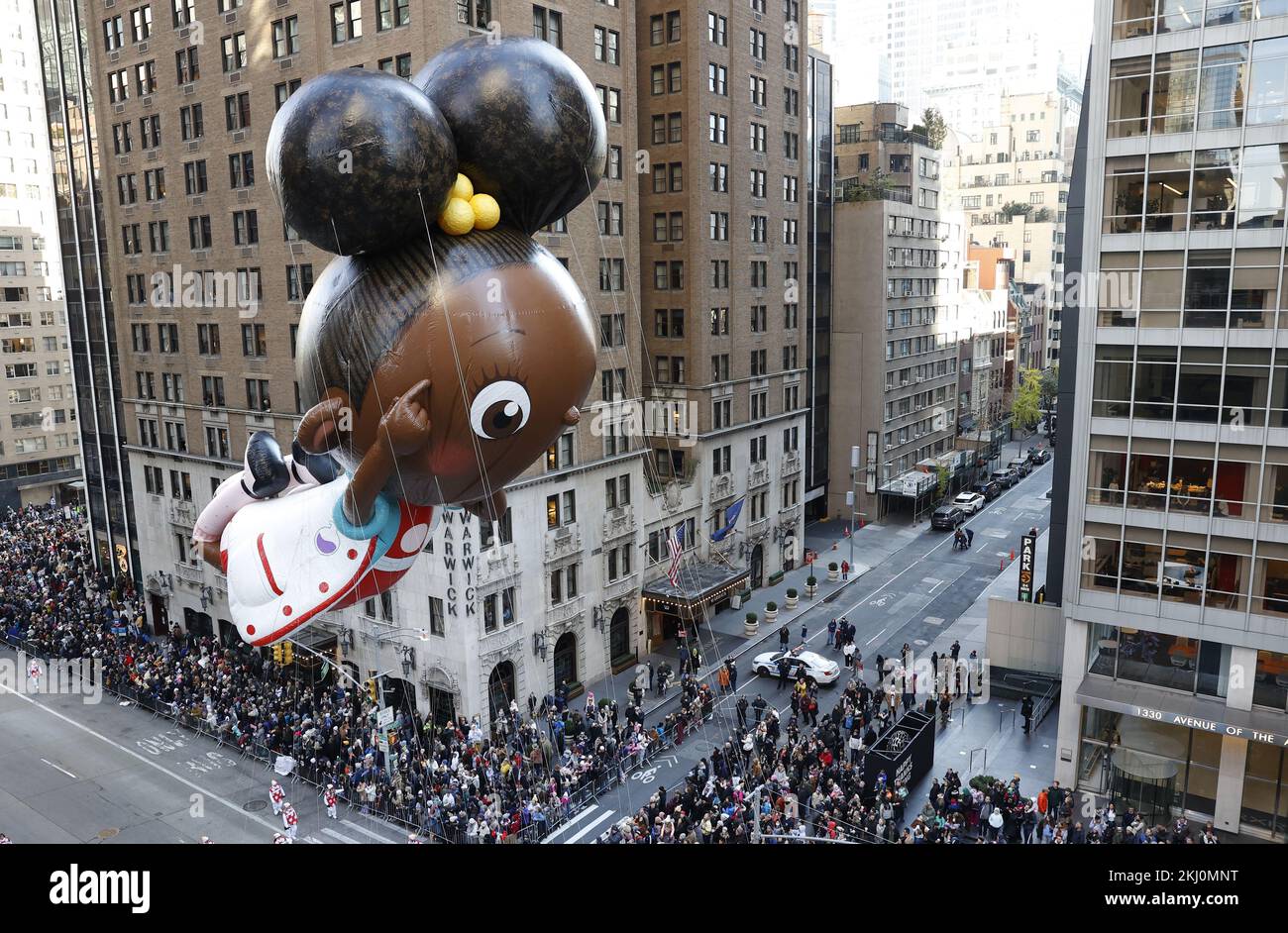 New York, Stati Uniti. 24th Nov 2022. L'Ada Twist, scienziato, mongolfiera si sposta lungo il percorso della parata alla 96th Macy's Thanksgiving Day Parade a New York City giovedì 24 novembre 2022. La parata iniziò nel 1924, legandola alla seconda parata più antica del Ringraziamento negli Stati Uniti con la parata americana del Ringraziamento a Detroit. Foto di John Angelillo/UPI Credit: UPI/Alamy Live News Foto Stock