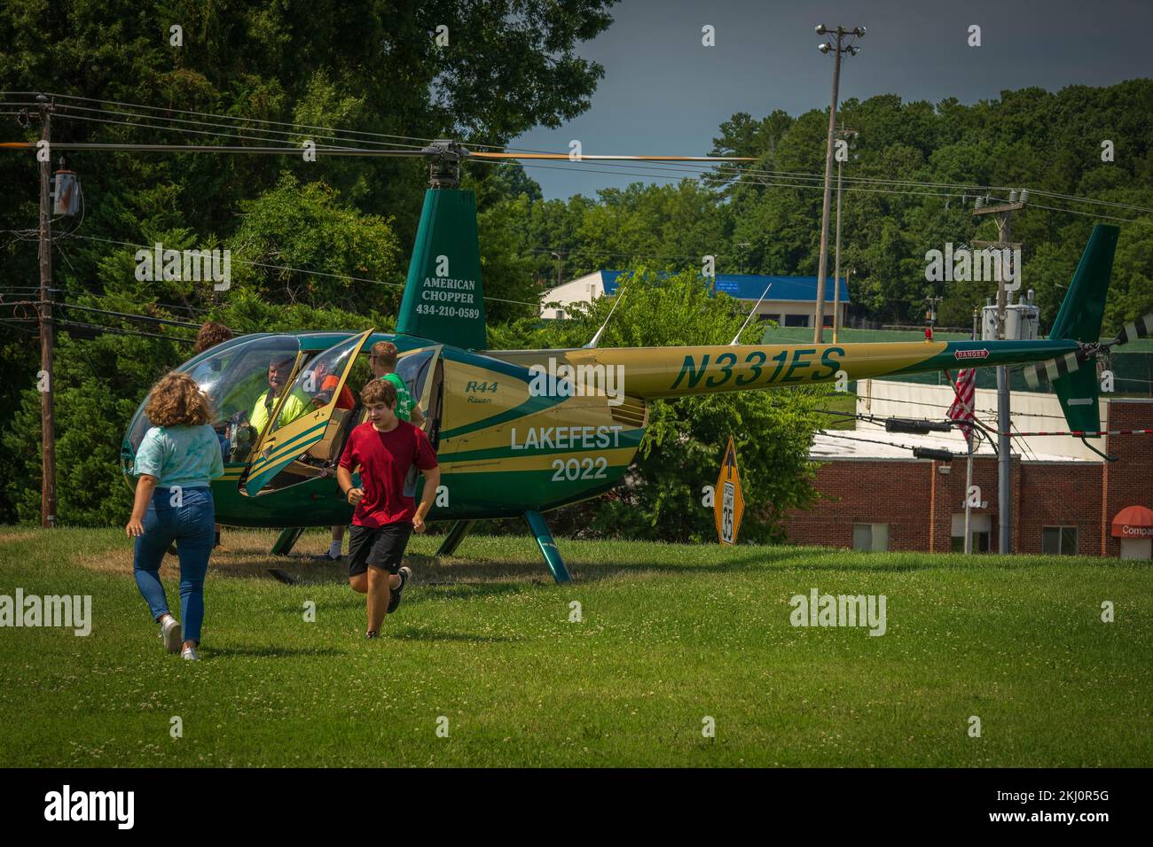 Aspettate, salite e uscite dall'elicottero per un volo panoramico a Calarksville VA Foto Stock