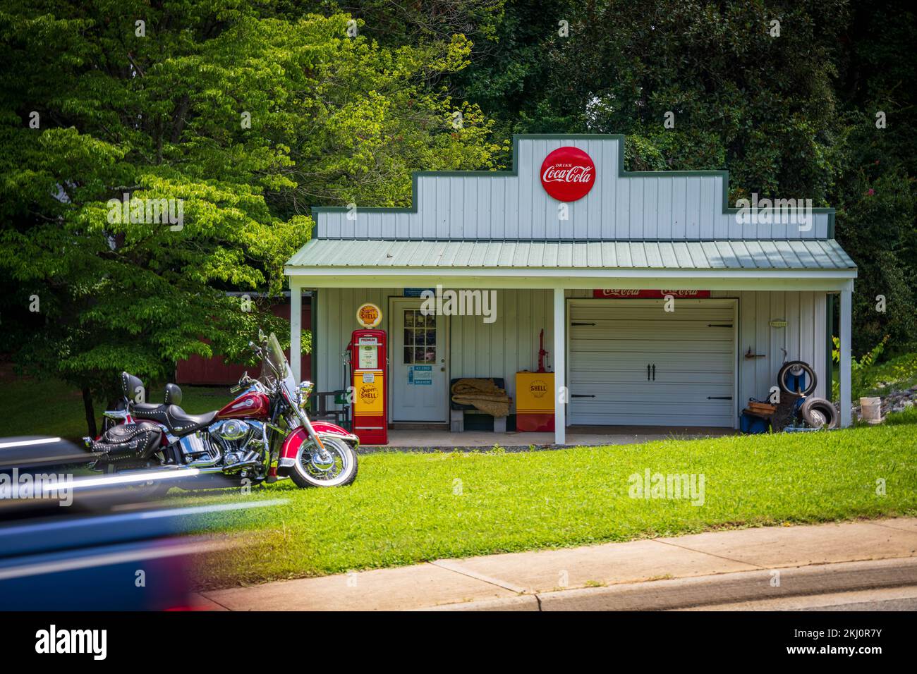 Vecchio garage su strada ristrutturato con moto Harley Davidson Foto Stock