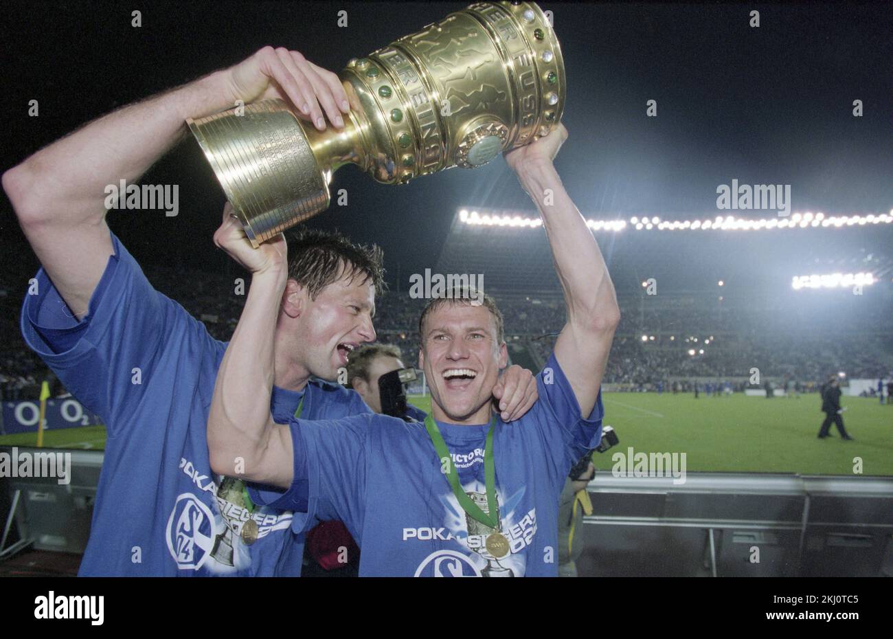 Berlino, Germania. 23rd Nov 2022. Firo: Calcio 11.05.2002: Calcio: Archivio foto, archivio foto, archivio immagini, archivio DFB Cup, coppa finale, Ultima stagione 2001/2002, 01/02, FC Schalke 04, Will, vincitore della DFB Cup Bayer Leverkusen 04 - FC Schalke 04 2:4 jubilation con Trofae, Nico Van Kerckhoven ed Ebbe Sand Credit: dpa/Alamy Live News Foto Stock