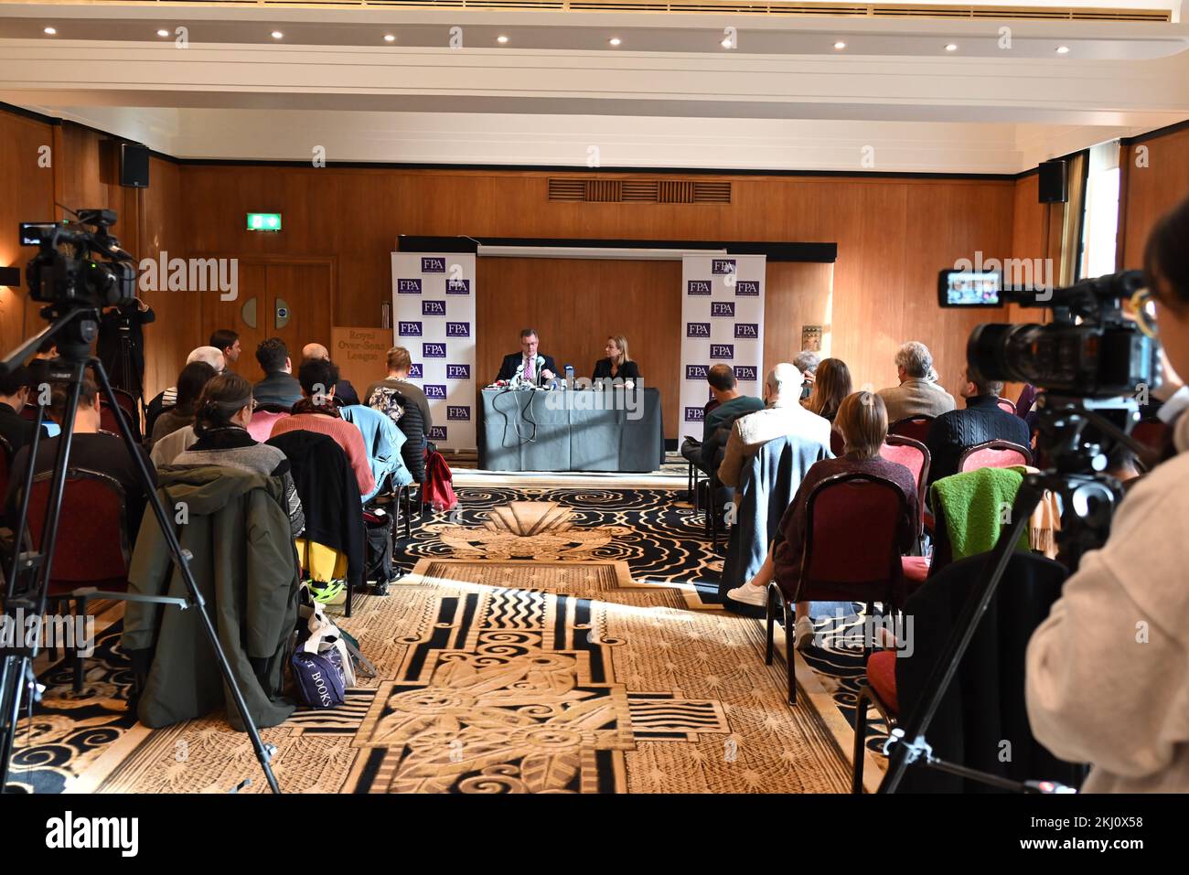 Sir Jeffrey Donaldson ha detto che il DUP non accetterà un confine duro e chiederà il sostegno dell'accordo del Venerdì Santo . Il DUP insiste sul libero scambio del mercato unico con il Regno Unito, in quanto l' Irlanda del Nord fa parte del Regno Unito e necessita di poter acquistare merci senza controlli doganali e oneri, in quanto le merci importate nell' Irlanda del Nord sono destinate alla vendita nell' Irlanda del Nord, che fa parte del Regno Unito. L'accordo del Venerdì Santo afferma che l'Irlanda del Nord rimarrà parte del Regno Unito e che è pubblico dovrebbe rimanere in grado di acquistare beni senza restrizioni o tasse questo deve essere risolto ... Foto Stock