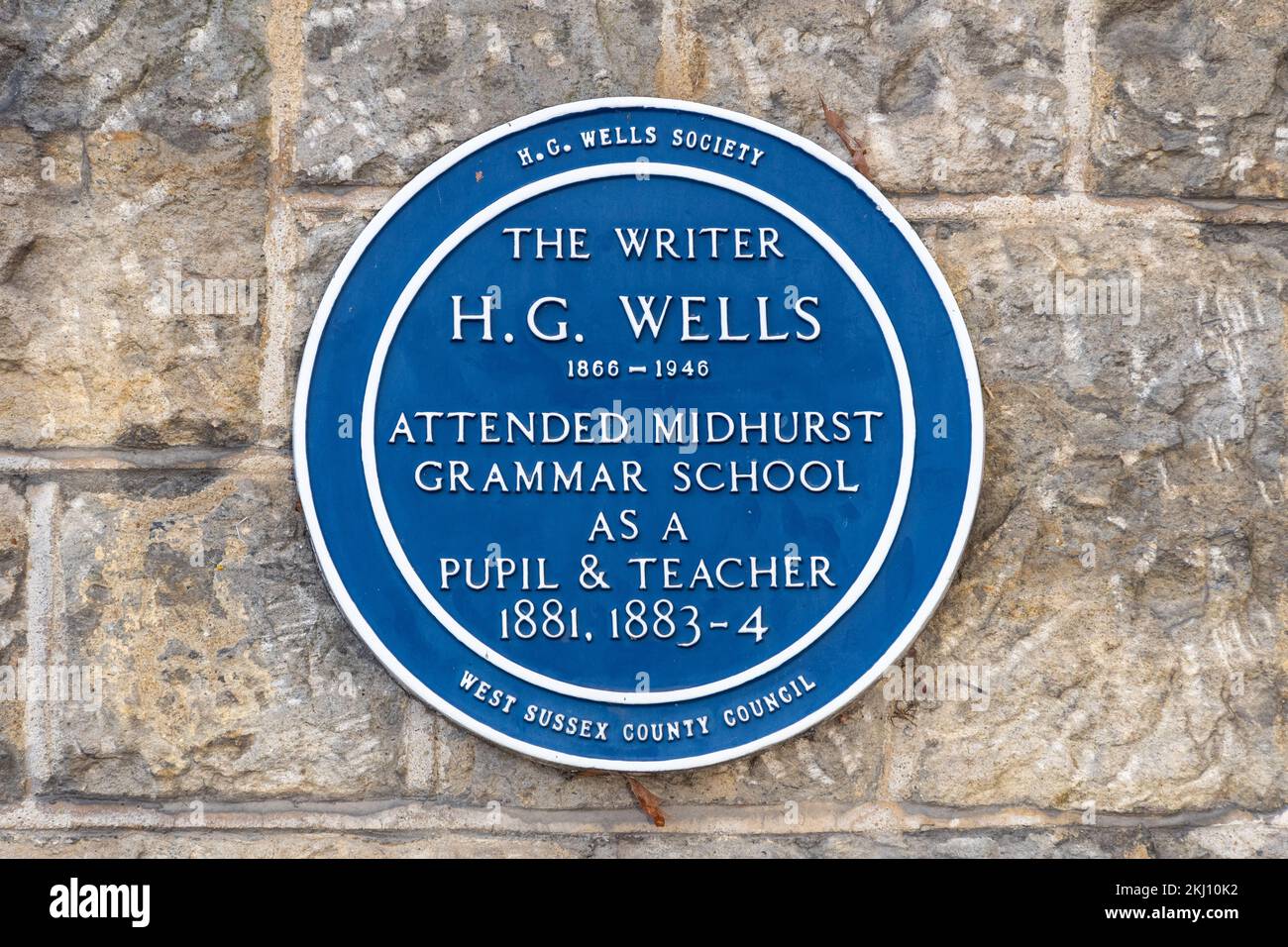 H.G. Wells lo scrittore, Blue Plaque sulla Midhurst Grammar School Building, dove era allievo e insegnante, West Sussex, Inghilterra, Regno Unito Foto Stock