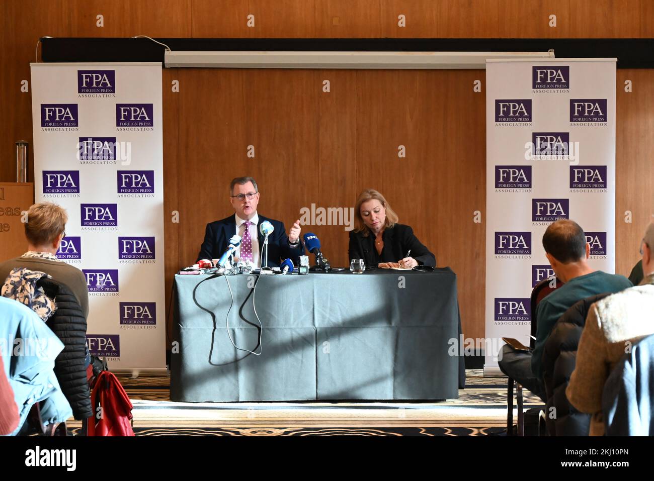 Sir Jeffrey Donaldson ha detto che il DUP non accetterà un confine duro e chiederà il sostegno dell'accordo del Venerdì Santo . Il DUP insiste sul libero scambio del mercato unico con il Regno Unito, in quanto l' Irlanda del Nord fa parte del Regno Unito e necessita di poter acquistare merci senza controlli doganali e oneri, in quanto le merci importate nell' Irlanda del Nord sono destinate alla vendita nell' Irlanda del Nord, che fa parte del Regno Unito. L'accordo del Venerdì Santo afferma che l'Irlanda del Nord rimarrà parte del Regno Unito e che è pubblico dovrebbe rimanere in grado di acquistare beni senza restrizioni o tasse questo deve essere risolto ... Foto Stock