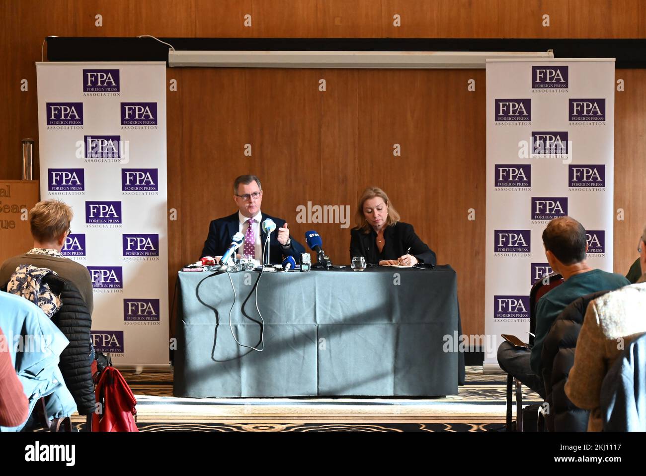 Sir Jeffrey Donaldson ha detto che il DUP non accetterà un confine duro e chiederà il sostegno dell'accordo del Venerdì Santo . Il DUP insiste sul libero scambio del mercato unico con il Regno Unito, in quanto l' Irlanda del Nord fa parte del Regno Unito e necessita di poter acquistare merci senza controlli doganali e oneri, in quanto le merci importate nell' Irlanda del Nord sono destinate alla vendita nell' Irlanda del Nord, che fa parte del Regno Unito. L'accordo del Venerdì Santo afferma che l'Irlanda del Nord rimarrà parte del Regno Unito e che è pubblico dovrebbe rimanere in grado di acquistare beni senza restrizioni o tasse questo deve essere risolto ... Foto Stock