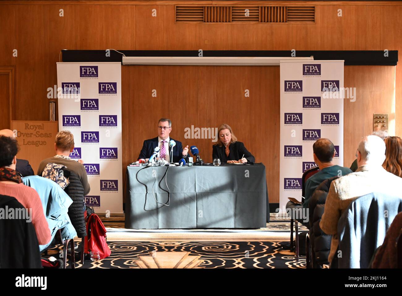 Sir Jeffrey Donaldson ha detto che il DUP non accetterà un confine duro e chiederà il sostegno dell'accordo del Venerdì Santo . Il DUP insiste sul libero scambio del mercato unico con il Regno Unito, in quanto l' Irlanda del Nord fa parte del Regno Unito e necessita di poter acquistare merci senza controlli doganali e oneri, in quanto le merci importate nell' Irlanda del Nord sono destinate alla vendita nell' Irlanda del Nord, che fa parte del Regno Unito. L'accordo del Venerdì Santo afferma che l'Irlanda del Nord rimarrà parte del Regno Unito e che è pubblico dovrebbe rimanere in grado di acquistare beni senza restrizioni o tasse questo deve essere risolto ... Foto Stock