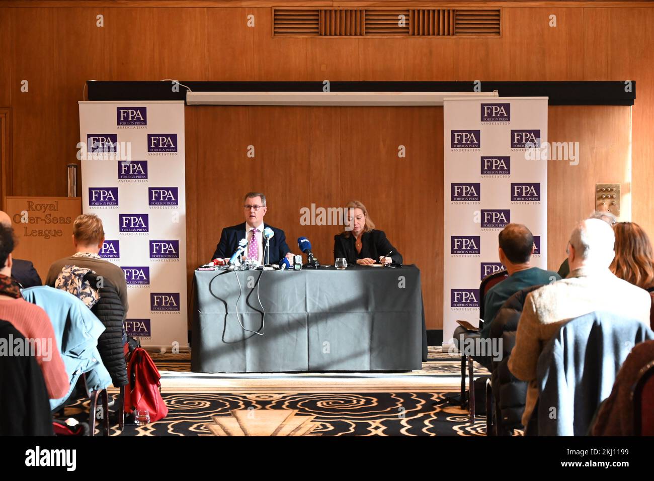 Sir Jeffrey Donaldson ha detto che il DUP non accetterà un confine duro e chiederà il sostegno dell'accordo del Venerdì Santo . Il DUP insiste sul libero scambio del mercato unico con il Regno Unito, in quanto l' Irlanda del Nord fa parte del Regno Unito e necessita di poter acquistare merci senza controlli doganali e oneri, in quanto le merci importate nell' Irlanda del Nord sono destinate alla vendita nell' Irlanda del Nord, che fa parte del Regno Unito. L'accordo del Venerdì Santo afferma che l'Irlanda del Nord rimarrà parte del Regno Unito e che è pubblico dovrebbe rimanere in grado di acquistare beni senza restrizioni o tasse questo deve essere risolto ... Foto Stock