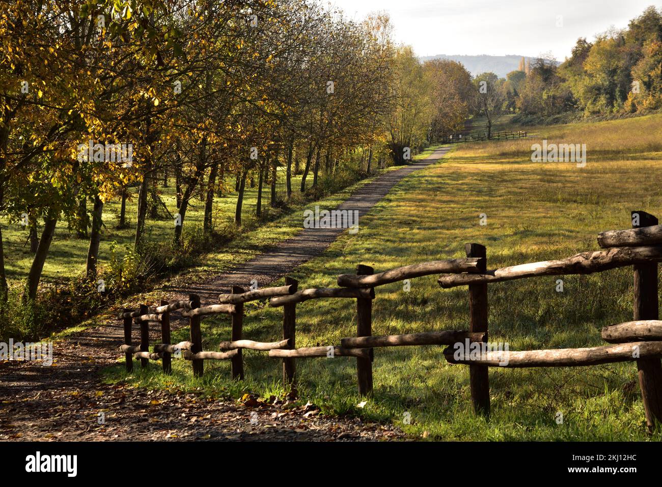 Sentiero pedonale lungo il fiume Cristolo tra campi coltivati e piccoli boschi Foto Stock