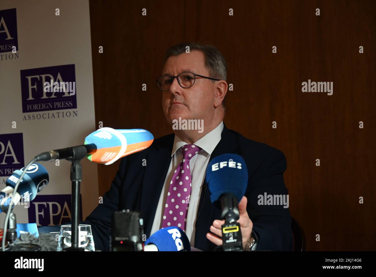Sir Jeffrey Donaldson ha detto che il DUP non accetterà un confine duro e chiederà il sostegno dell'accordo del Venerdì Santo . Il DUP insiste sul libero scambio del mercato unico con il Regno Unito, in quanto l' Irlanda del Nord fa parte del Regno Unito e necessita di poter acquistare merci senza controlli doganali e oneri, in quanto le merci importate nell' Irlanda del Nord sono destinate alla vendita nell' Irlanda del Nord, che fa parte del Regno Unito. L'accordo del Venerdì Santo afferma che l'Irlanda del Nord rimarrà parte del Regno Unito e che è pubblico dovrebbe rimanere in grado di acquistare beni senza restrizioni o tasse questo deve essere risolto ... Foto Stock