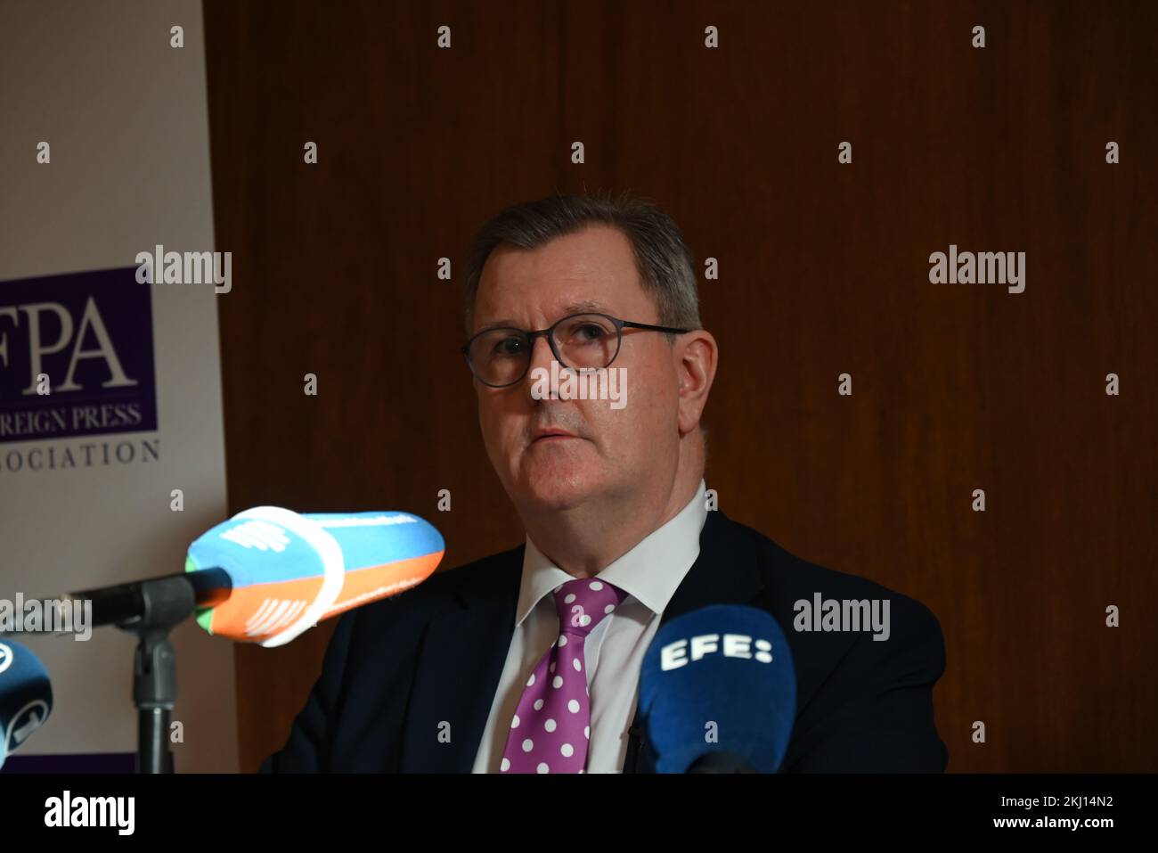 Sir Jeffrey Donaldson ha detto che il DUP non accetterà un confine duro e chiederà il sostegno dell'accordo del Venerdì Santo . Il DUP insiste sul libero scambio del mercato unico con il Regno Unito, in quanto l' Irlanda del Nord fa parte del Regno Unito e necessita di poter acquistare merci senza controlli doganali e oneri, in quanto le merci importate nell' Irlanda del Nord sono destinate alla vendita nell' Irlanda del Nord, che fa parte del Regno Unito. L'accordo del Venerdì Santo afferma che l'Irlanda del Nord rimarrà parte del Regno Unito e che è pubblico dovrebbe rimanere in grado di acquistare beni senza restrizioni o tasse questo deve essere risolto ... Foto Stock