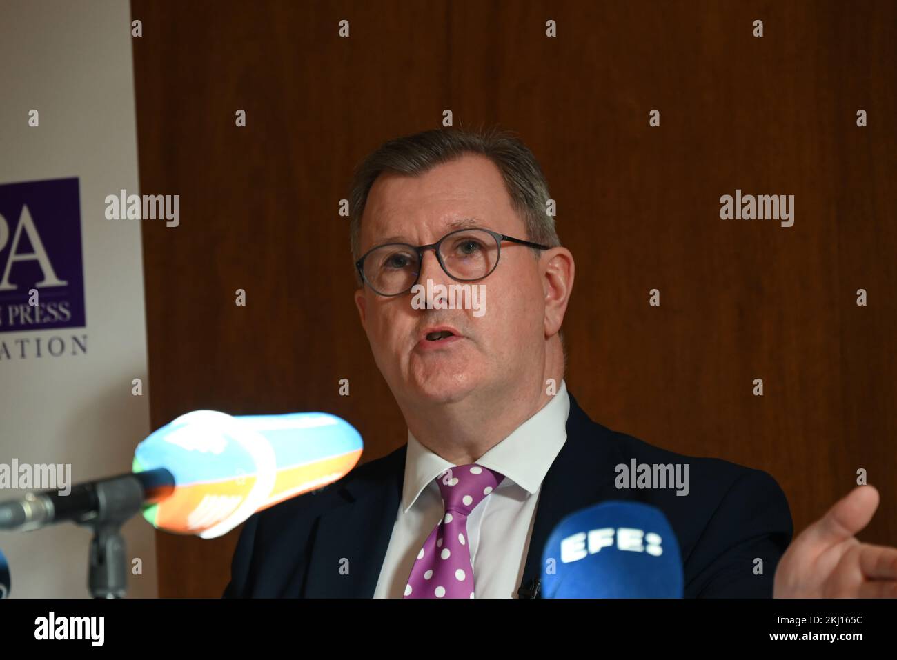 Sir Jeffrey Donaldson ha detto che il DUP non accetterà un confine duro e chiederà il sostegno dell'accordo del Venerdì Santo . Il DUP insiste sul libero scambio del mercato unico con il Regno Unito, in quanto l' Irlanda del Nord fa parte del Regno Unito e necessita di poter acquistare merci senza controlli doganali e oneri, in quanto le merci importate nell' Irlanda del Nord sono destinate alla vendita nell' Irlanda del Nord, che fa parte del Regno Unito. L'accordo del Venerdì Santo afferma che l'Irlanda del Nord rimarrà parte del Regno Unito e che è pubblico dovrebbe rimanere in grado di acquistare beni senza restrizioni o tasse questo deve essere risolto ... Foto Stock