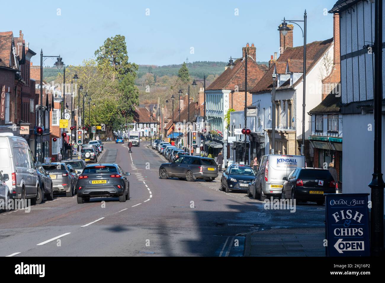 Vista di North Street nel centro di Midhurst, West Sussex, Inghilterra, Regno Unito Foto Stock