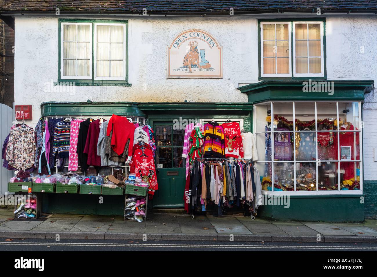 Jumper natalizi e altri maglioni esposti all'esterno di un negozio indipendente a Midhurst, West Sussex, Inghilterra, Regno Unito Foto Stock