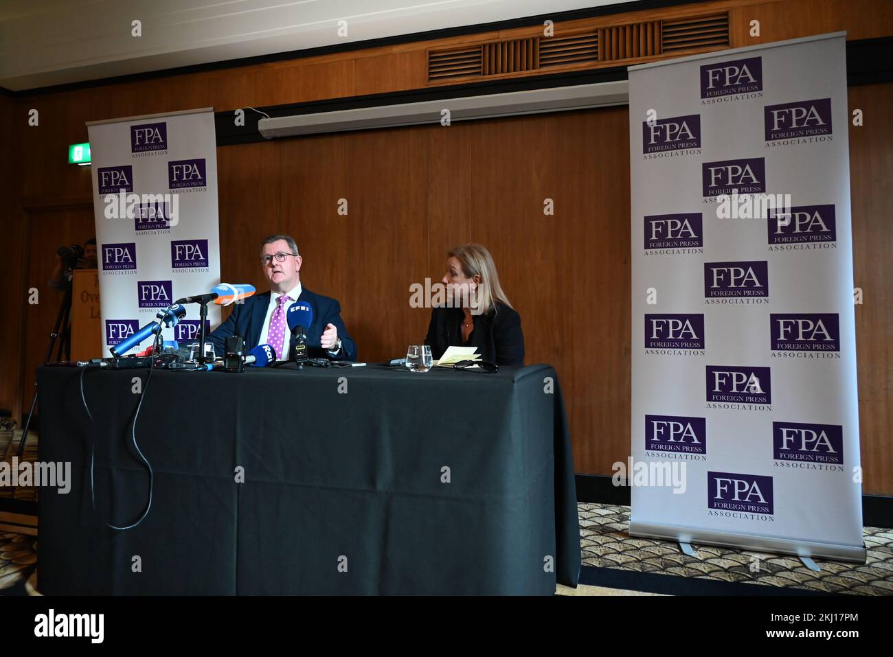 Sir Jeffrey Donaldson ha detto che il DUP non accetterà un confine duro e chiederà il sostegno dell'accordo del Venerdì Santo . Il DUP insiste sul libero scambio del mercato unico con il Regno Unito, in quanto l' Irlanda del Nord fa parte del Regno Unito e necessita di poter acquistare merci senza controlli doganali e oneri, in quanto le merci importate nell' Irlanda del Nord sono destinate alla vendita nell' Irlanda del Nord, che fa parte del Regno Unito. L'accordo del Venerdì Santo afferma che l'Irlanda del Nord rimarrà parte del Regno Unito e che è pubblico dovrebbe rimanere in grado di acquistare beni senza restrizioni o tasse questo deve essere risolto ... Foto Stock