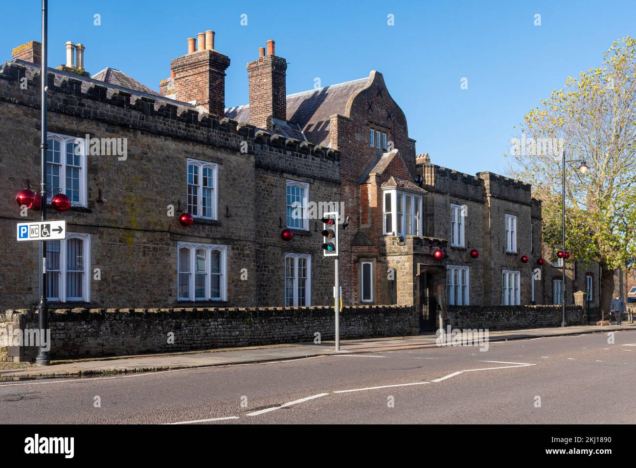 Ex scuola di grammatica (Capron House, l'edificio della vecchia scuola) a Midhurst, West Sussex, Inghilterra, Regno Unito, con decorazioni natalizie Foto Stock