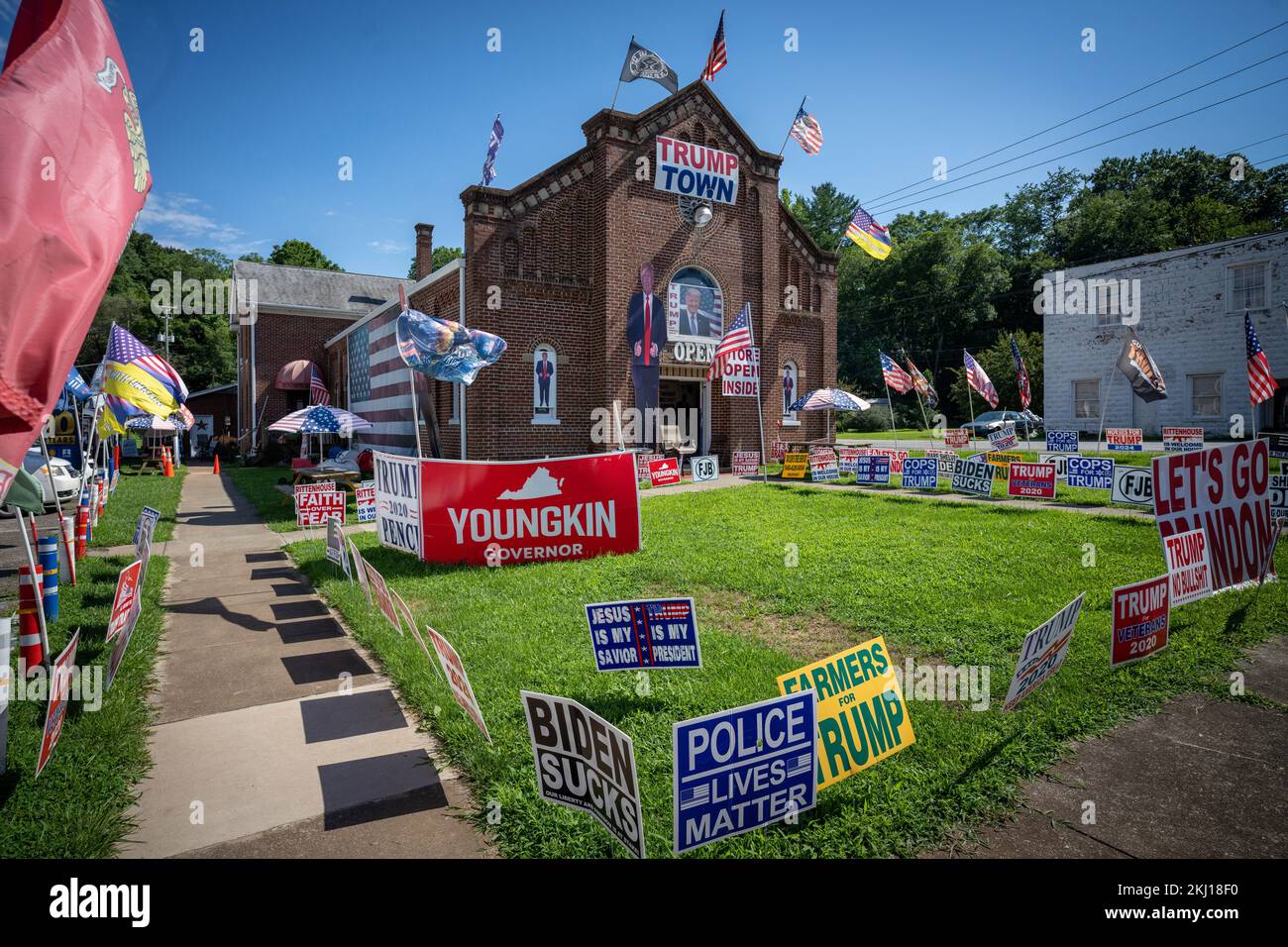In het plaatsje Boonesmill, Virginia staat een Trump Store “Trump Town” waar je Trump (verkiezingen) producten kunt krijgen. Foto: Robbert Frank Hagen Foto Stock