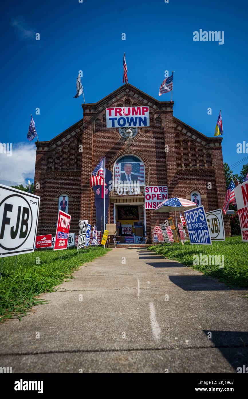 Un prato pieno di cartelli e bandiere statunitensi davanti a una chiesa di un sostenitore di Trump contro Biden nel North Carolina Foto Stock