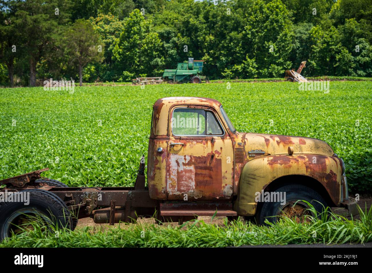 Vecchio camion arrugginito sulla strada in un paesaggio agricolo Foto Stock