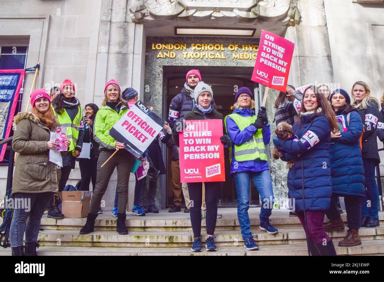 Londra, Regno Unito. 24th Nov 2022. I membri dell'Università e dell'Unione del Collegio (UCU) sono in possesso di cartelli che dichiarano "in sciopero per riconquistare la mia pensione" durante la dimostrazione al picket fuori della London School of Hygiene and Tropical Medicine (Università di Londra). Il personale delle università di tutto il Regno Unito ha iniziato il loro più grande sciopero finora su stipendi, pensioni e condizioni di lavoro. Credit: SOPA Images Limited/Alamy Live News Foto Stock