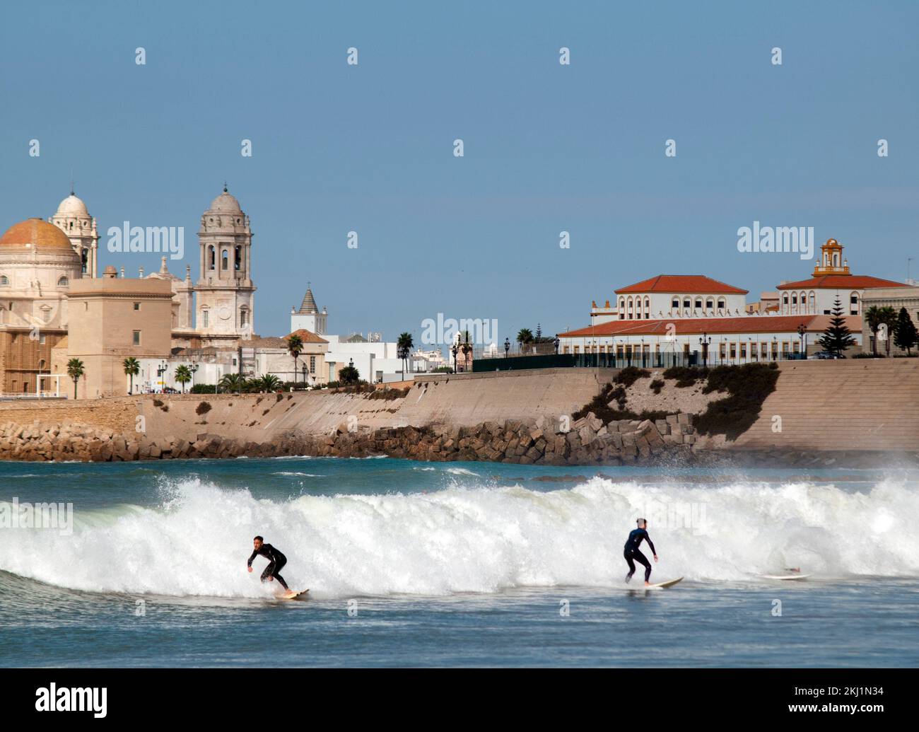 Surfing le onde vicino a Cadice, Spagna Foto Stock