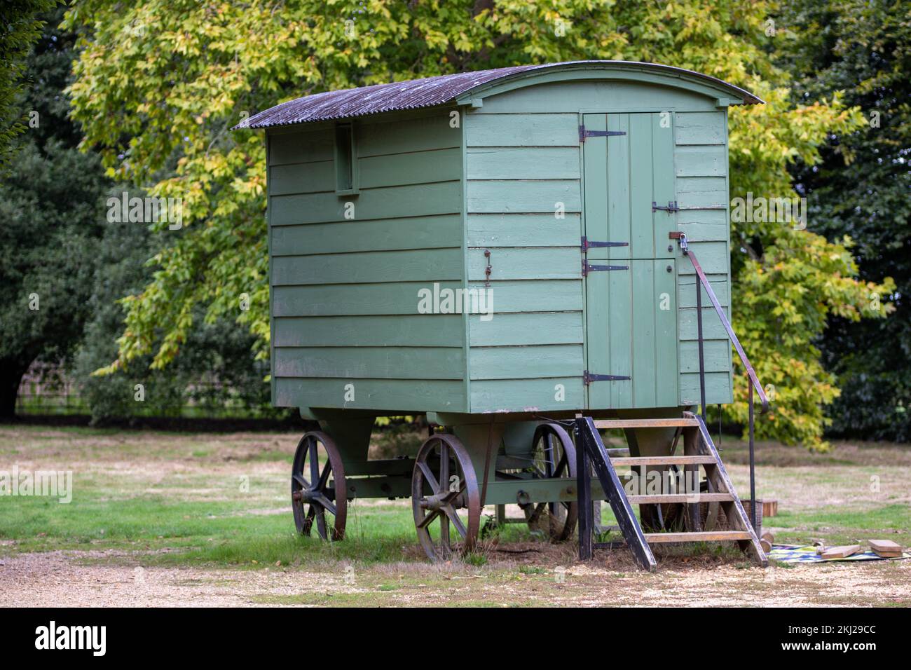 rustica vecchia capanna di pastori verdi nella campagna inglese Foto Stock