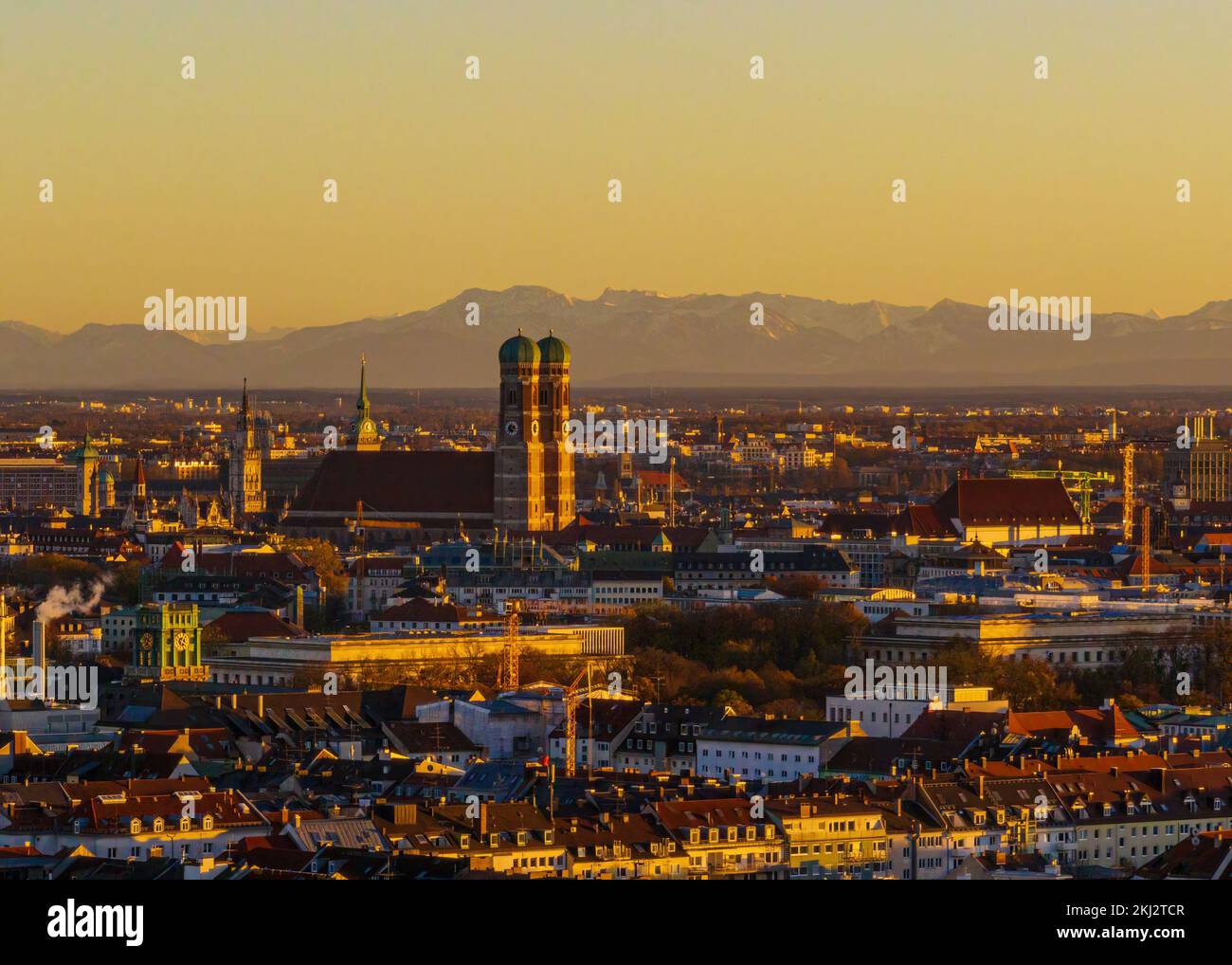 Frauenkirche contro il panorama alpino a Monaco di Baviera, Germania Foto Stock