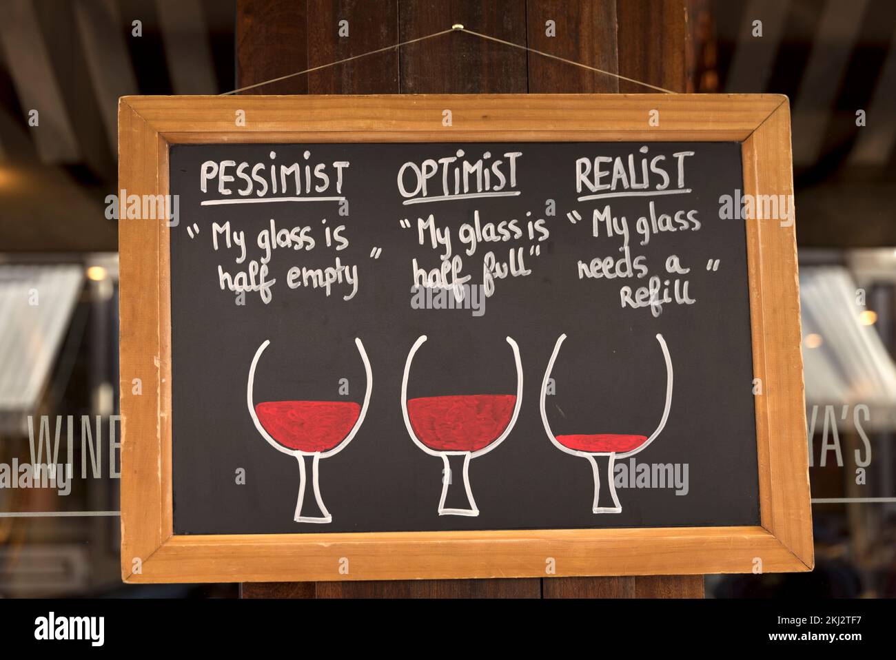 Chalk board con tre bicchieri di vino e battute sul vino Foto Stock