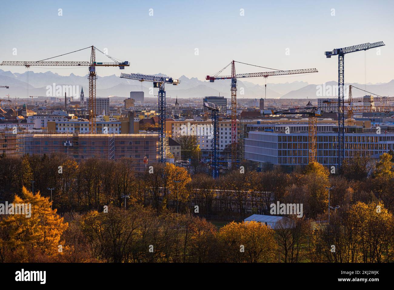 MONACO di Baviera, GERMANIA - 23 NOVEMBRE 2022: Vista panoramica della città con gru dai cantieri di costruzione di strade di mare che si sticchettano fuori Foto Stock