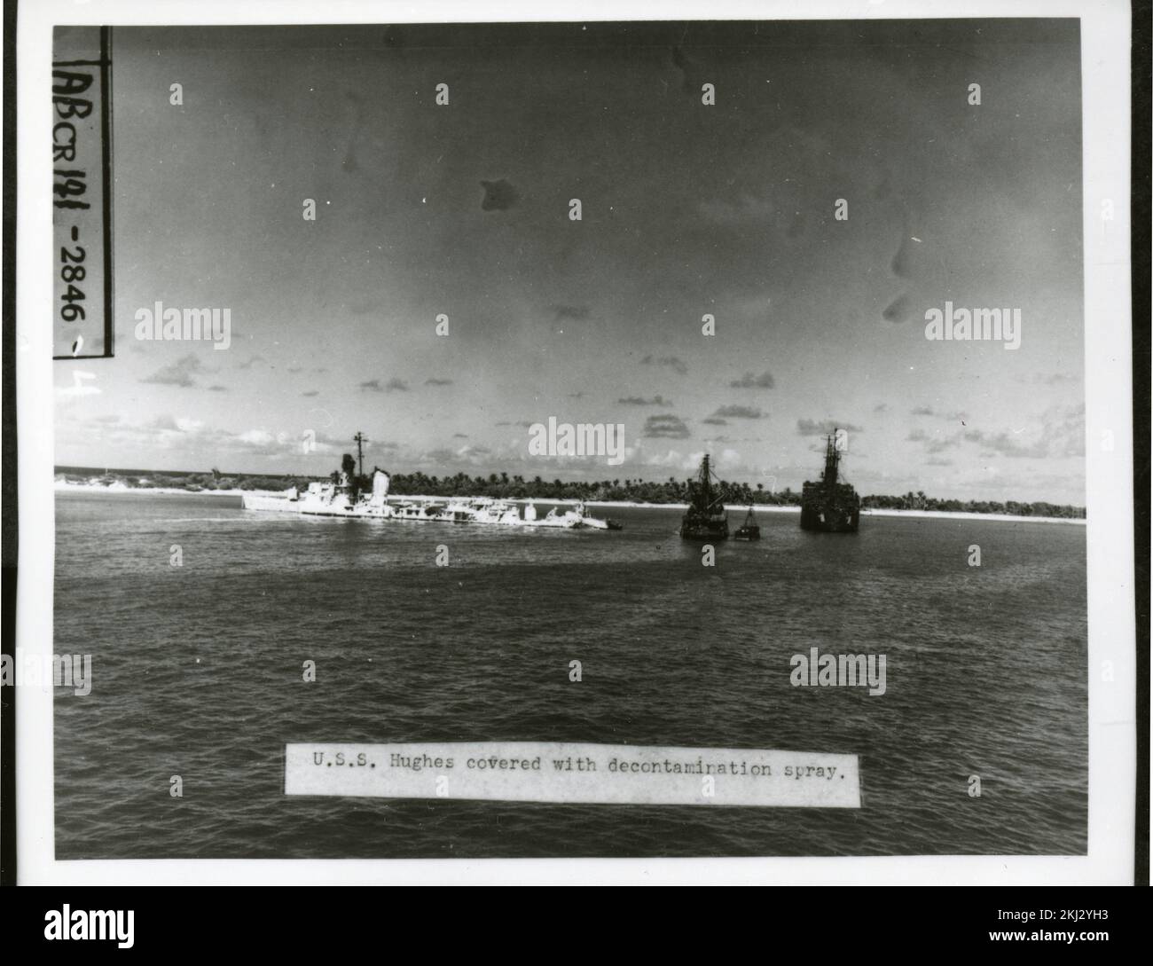 Progetto 18 - attività di test Operation Crossroads (Bikini). USS Hughes coperto con spray di decontaminazione. Fotografie di Atmospheric Nuclear Testing a Pacific Island e Nevada Test Sites. Foto Stock