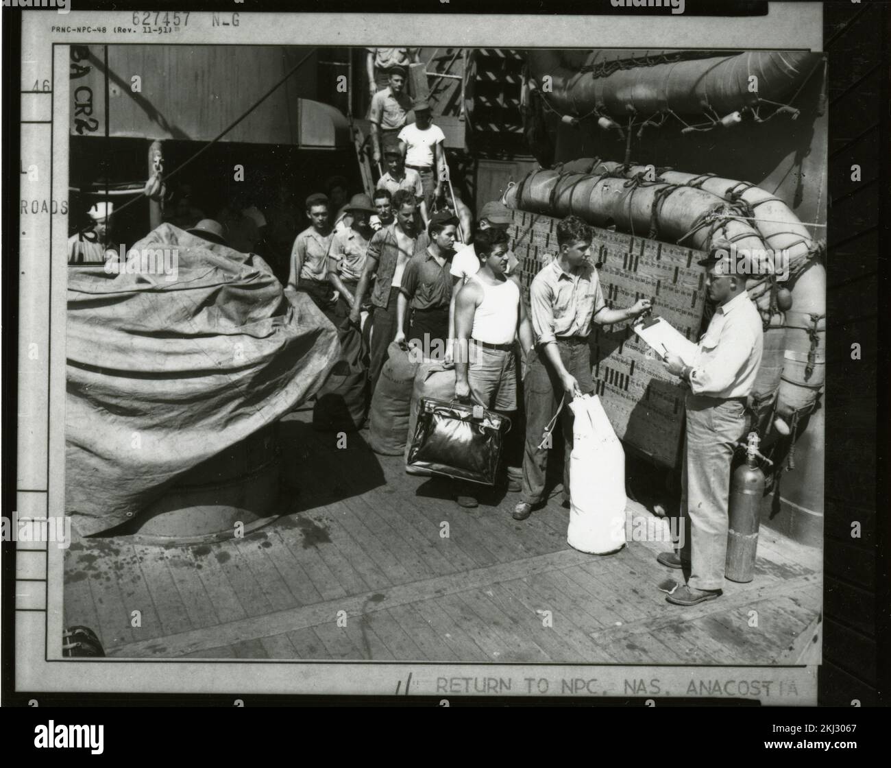 Progetto 18 - attività di test Operation Crossroads (Bikini). Evacuazione del personale dalla USS penna. Fotografie di Atmospheric Nuclear Testing a Pacific Island e Nevada Test Sites. Foto Stock