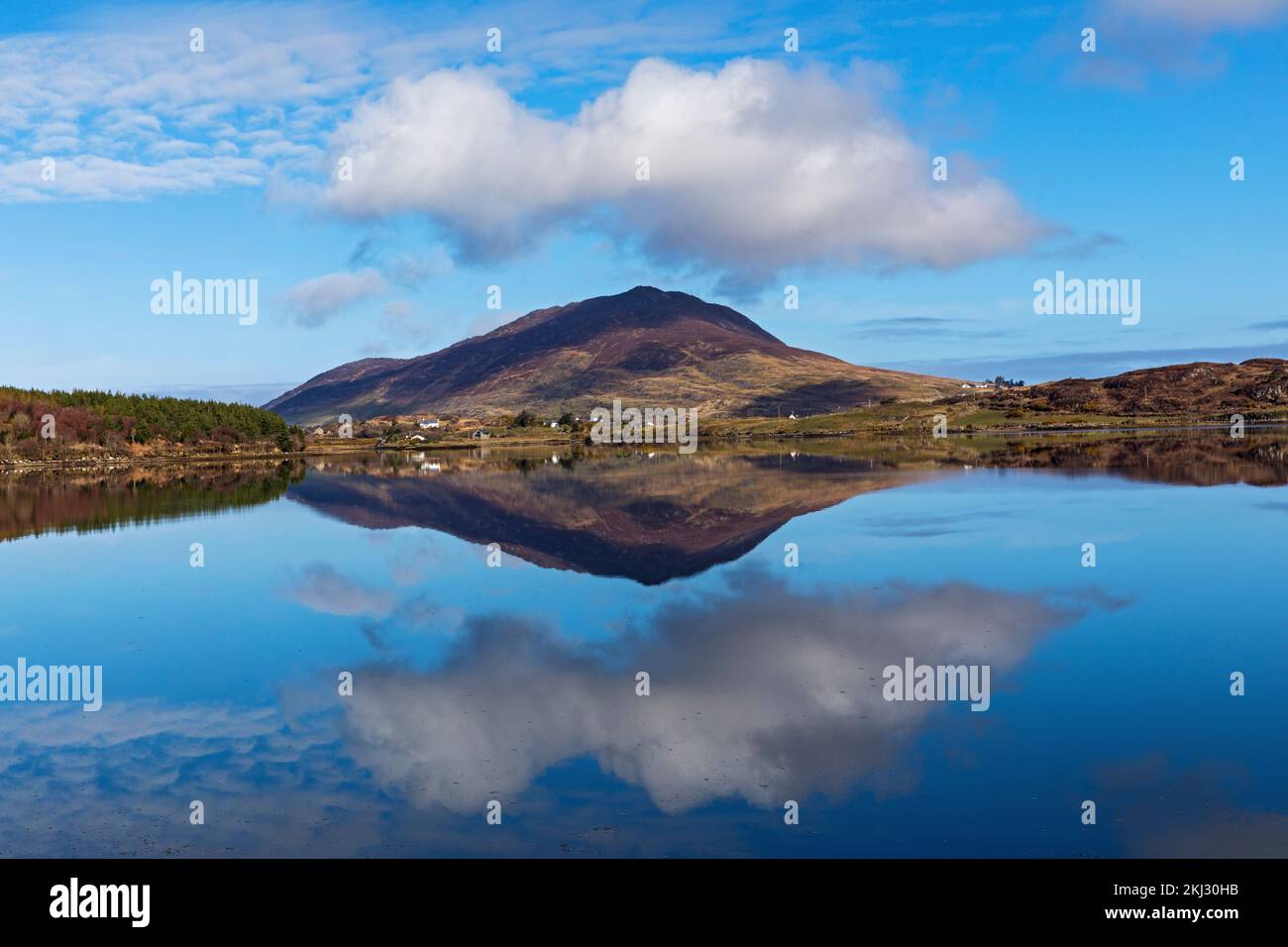 Irlanda, Connemara, Connemara National Park, riflesso del paesaggio in un lago. Foto Stock