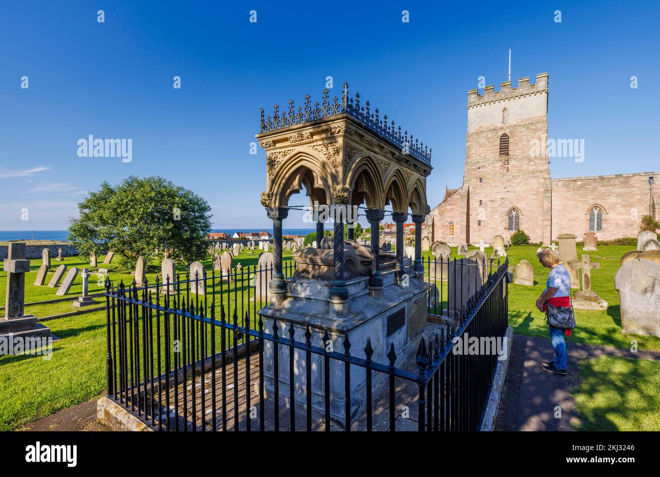 Il Monumento a Grace Darling nel cortile della chiesa di St Aidan a Bambburgh, un villaggio nel Northumberland sulla costa nord-orientale dell'Inghilterra Foto Stock