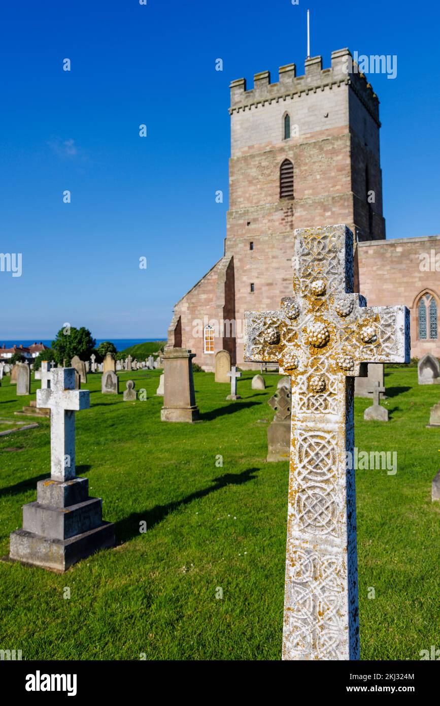 Chiesa di St Aidan a Bamburgh, un villaggio nel Northumberland sulla costa nord-orientale dell'Inghilterra, che contiene il Monumento a Grace Darling Foto Stock