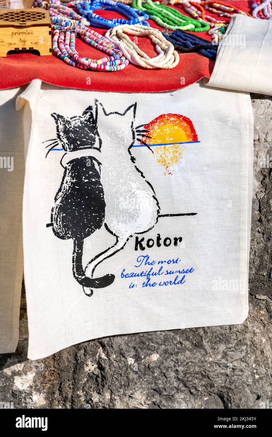 Kotor Montenegro, souvenir turistici correlati Cat in vendita nel centro storico di Kotor Montenegro Foto Stock