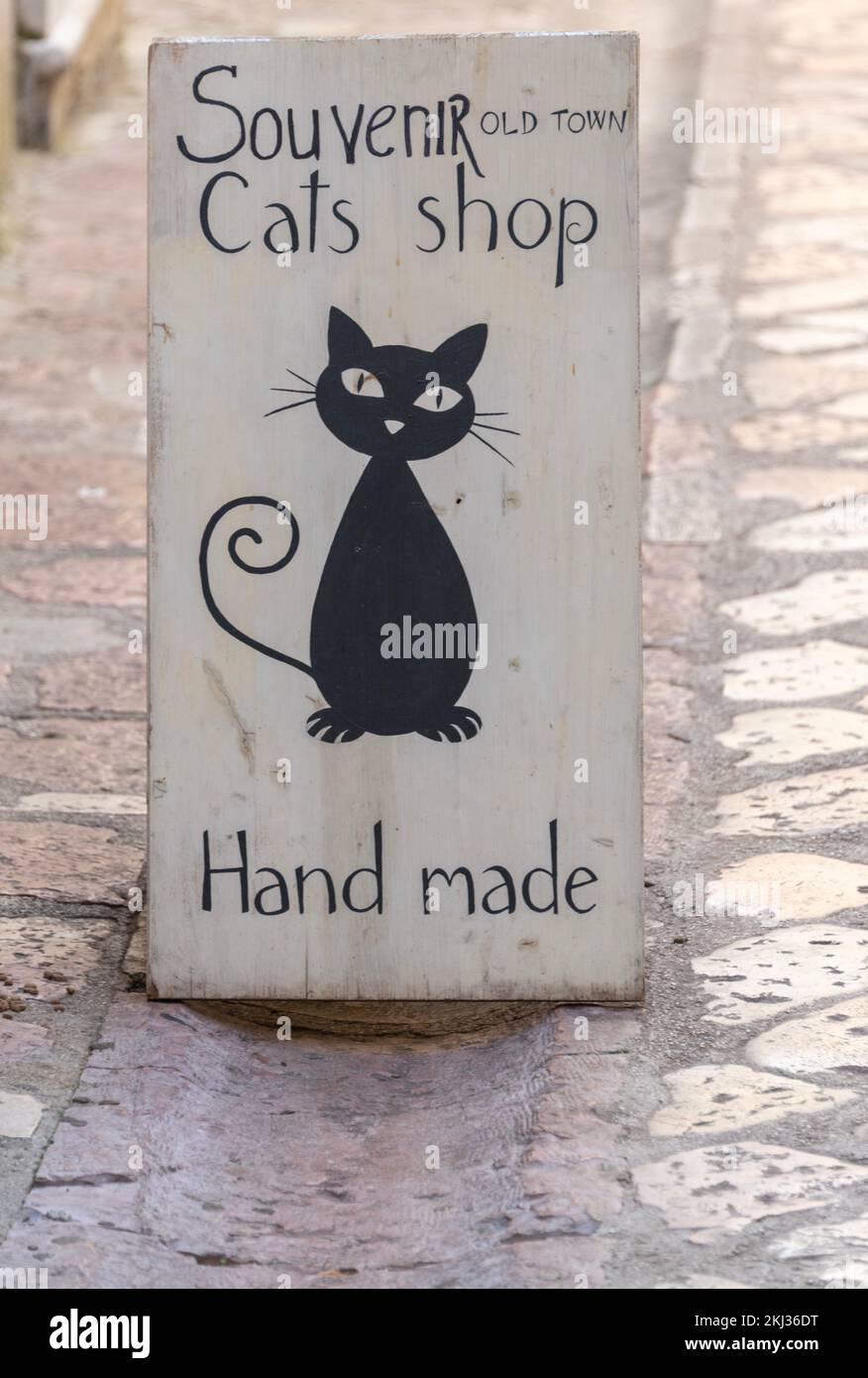 Kotor Montenegro, souvenir turistici correlati Cat in vendita nel centro storico di Kotor Montenegro Foto Stock