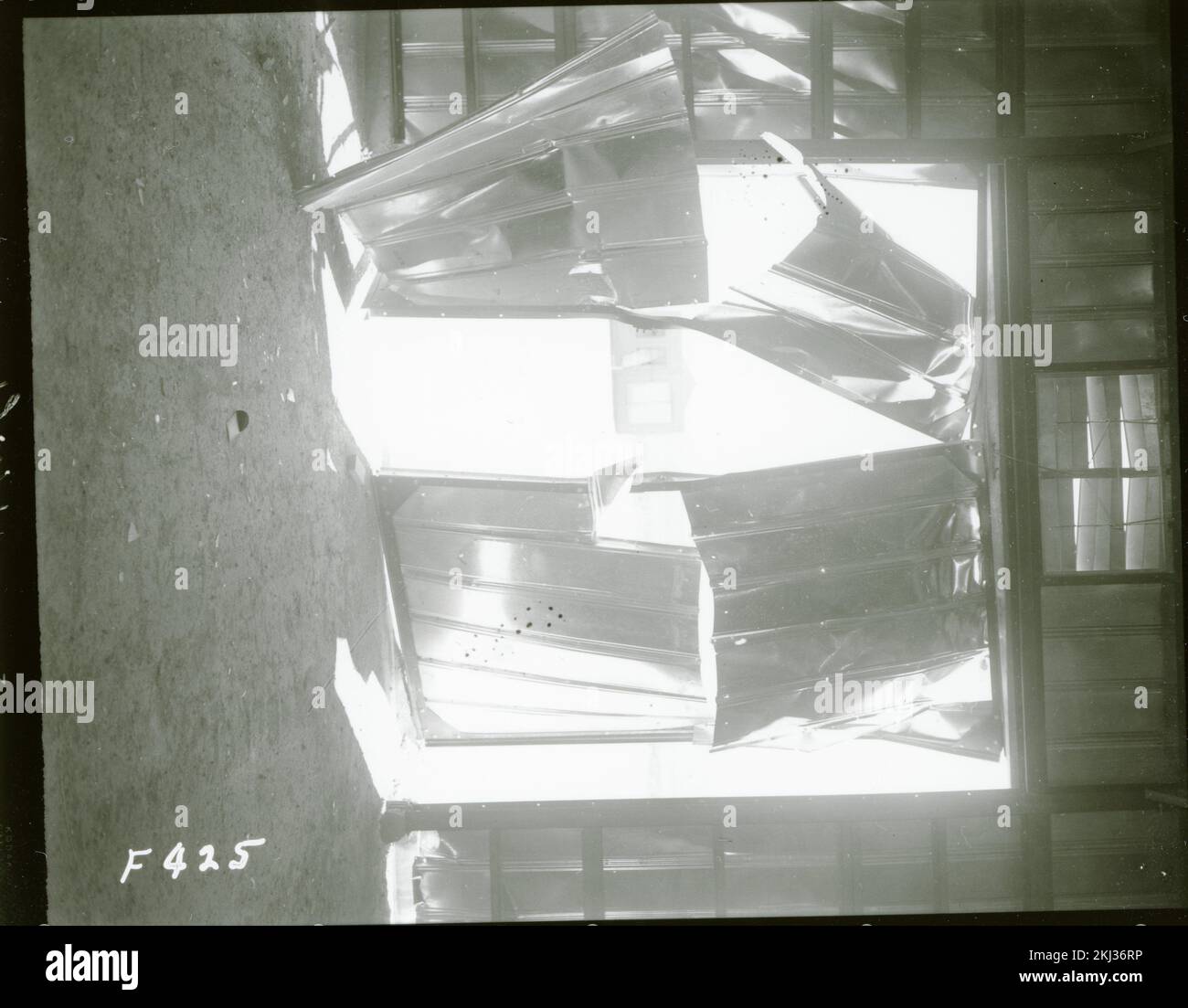 Progetto 30-18 - attività di test Operation Upshot/Knothole (Nevada Test Site). Progetto 3,11 danni alla porta di estremità sud, bldg in acciaio rinforzato, post-ENCORE. Fotografie di Atmospheric Nuclear Testing a Pacific Island e Nevada Test Sites. Foto Stock