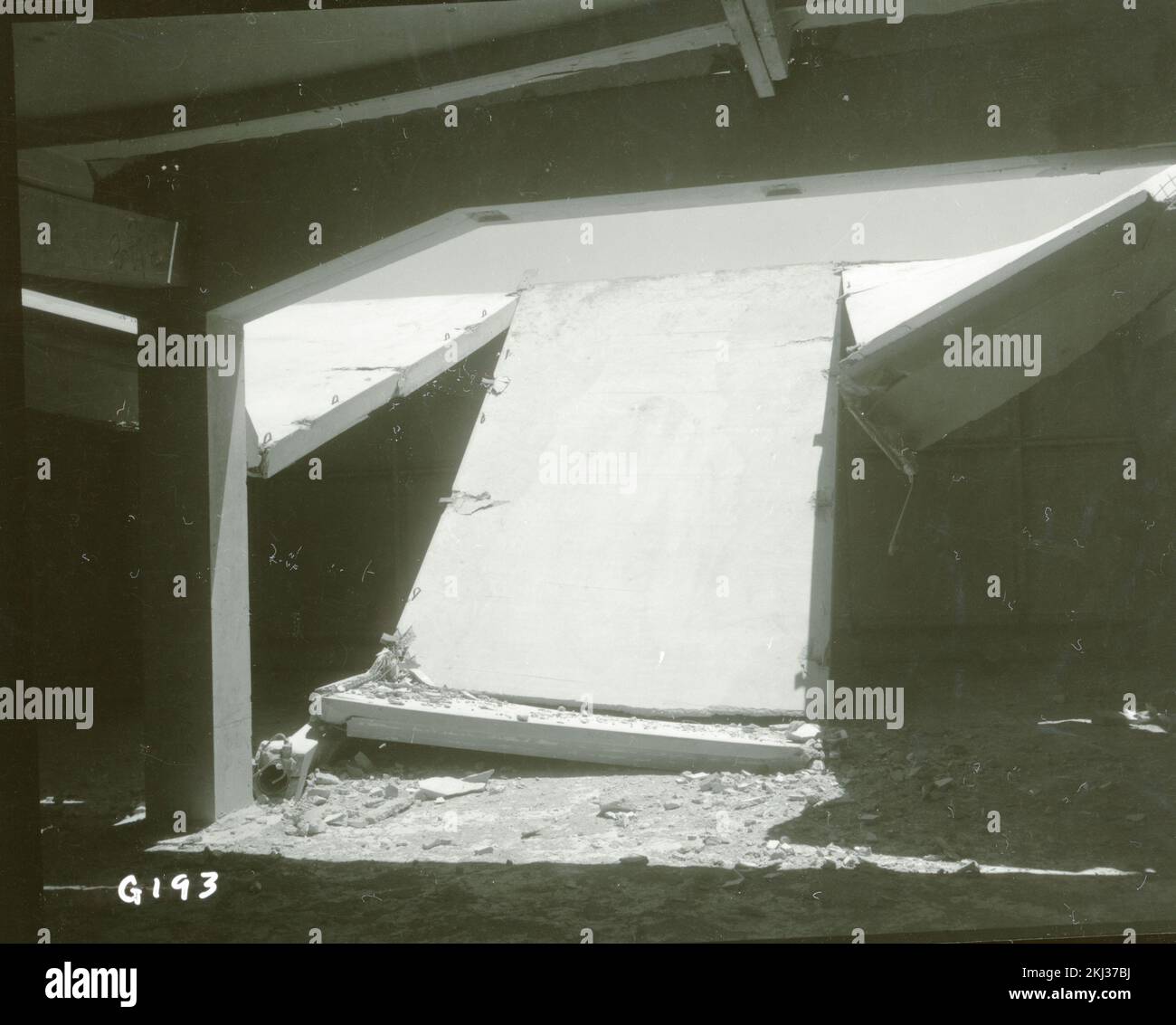 Progetto 30-18 - attività di test Operation Upshot/Knothole (Nevada Test Site). Progetto 3,14 danni alla fila sud dei pannelli, calcestruzzo prefuso, post-GRIGLIABILE. Fotografie di Atmospheric Nuclear Testing a Pacific Island e Nevada Test Sites. Foto Stock