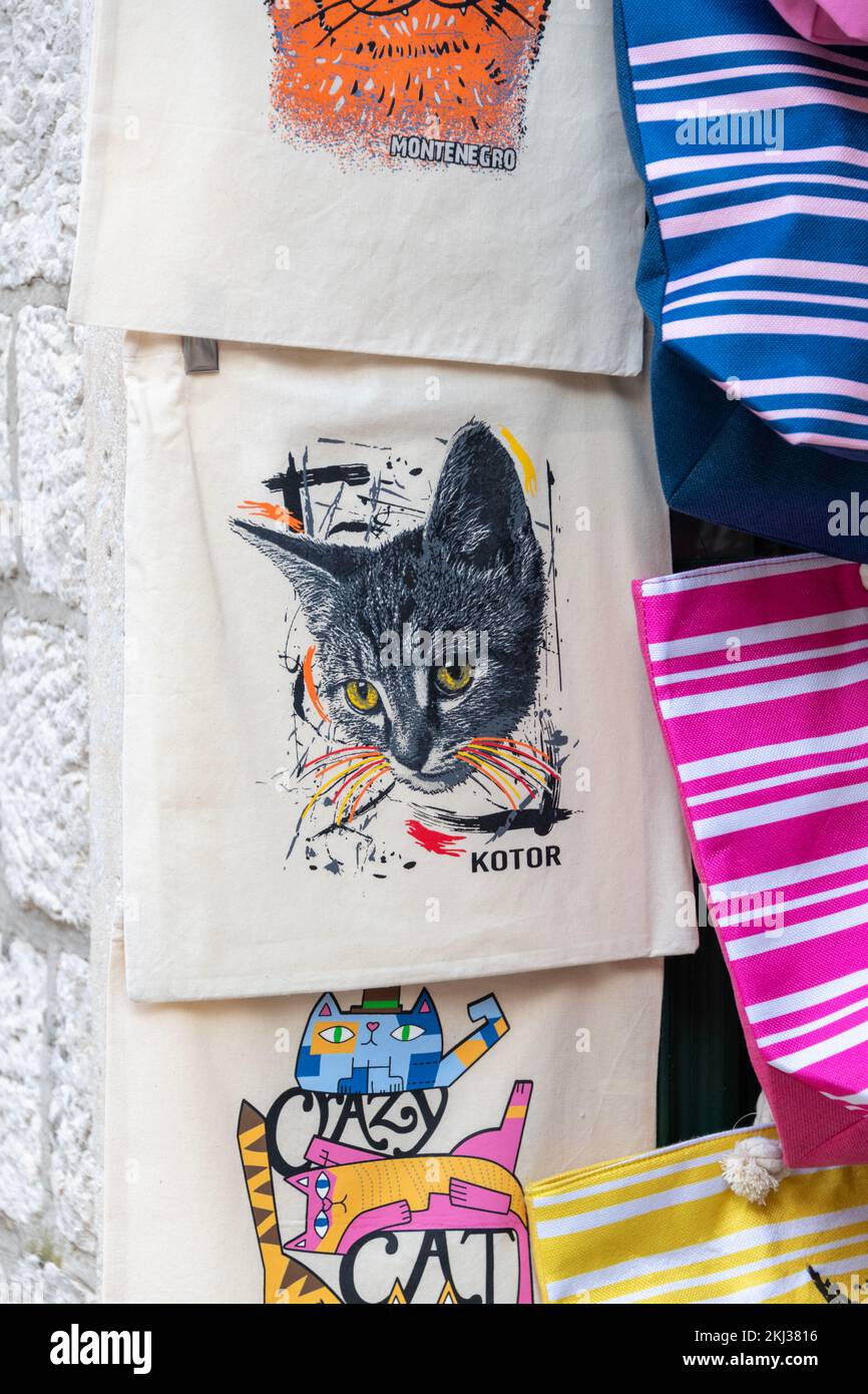 Kotor Montenegro, souvenir turistici correlati Cat in vendita nel centro storico di Kotor Montenegro Foto Stock