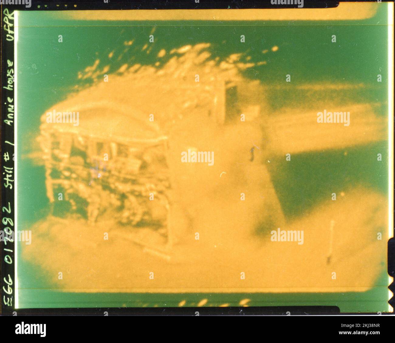 Progetto 30-18 - attività di test Operation Upshot/Knothole (Nevada Test Site). Progetto 21,2, casa a 3500' durante la fase di blast, D+1 20/24 secondi. Fotografie di Atmospheric Nuclear Testing a Pacific Island e Nevada Test Sites. Foto Stock